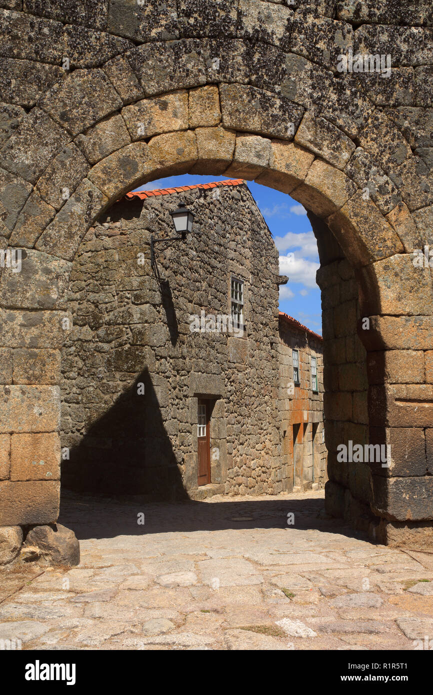 Le Portugal, district de Guarda, Beira Alta. Sortelha, village de montagne historique, construit à l'intérieur des murs médiévaux. Passerelle en arc. Banque D'Images