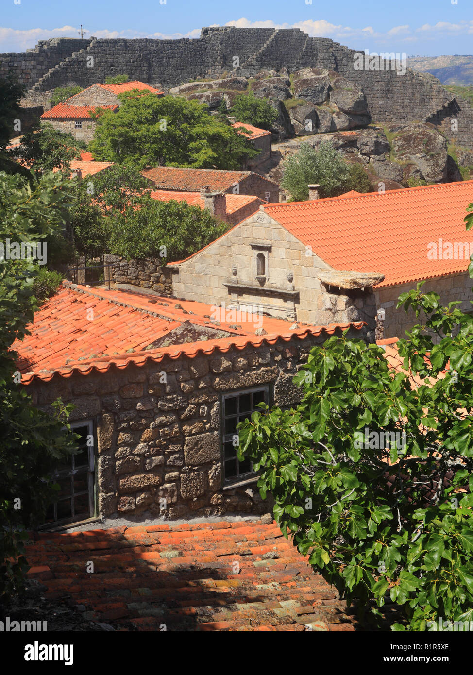 Le Portugal, district de Guarda, Beira Alta. terra cotta toits de Sortelha, village de montagne historique construit à l'intérieur des murs médiévaux. Banque D'Images