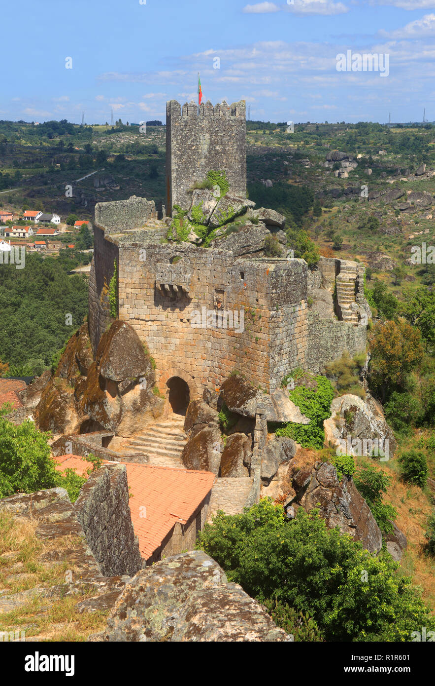 Le Portugal, district de Guarda, Beira Alta. donjon et toits de Sortelha, village de montagne historique construit à l'intérieur des murs médiévaux. Banque D'Images