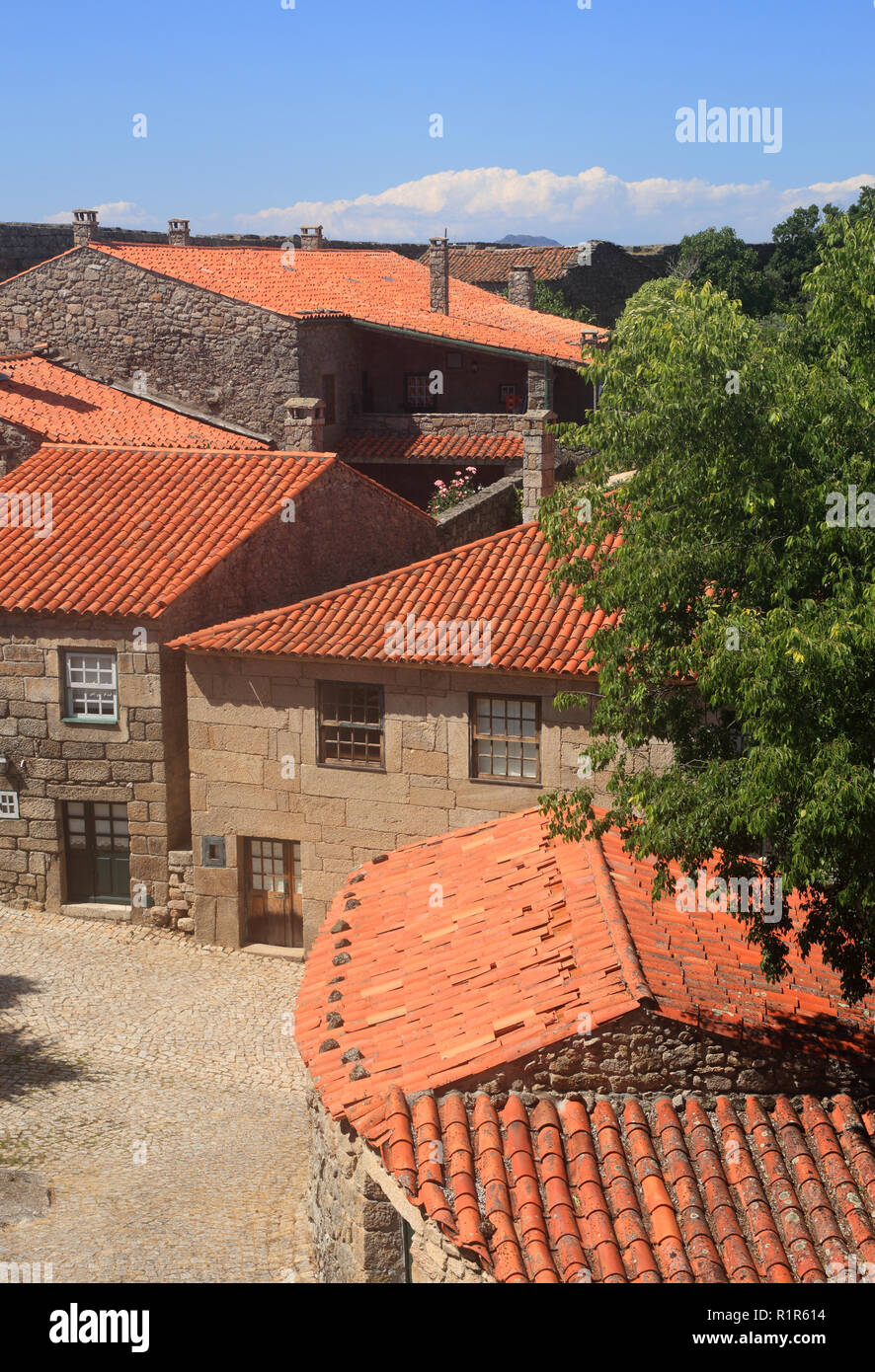 Le Portugal, district de Guarda, Beira Alta. terra cotta toits de Sortelha, village de montagne historique construit à l'intérieur des murs médiévaux. Banque D'Images