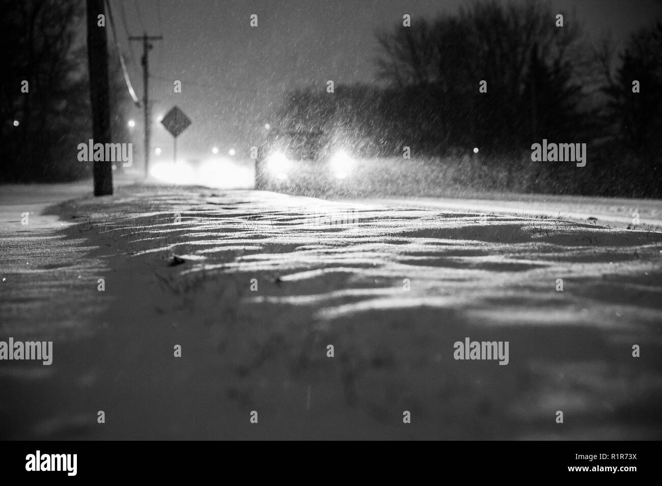 Les rues d'hiver dans l'Illinois, pendant une tempête de neige avec des voitures en route vers le trouble. Banque D'Images
