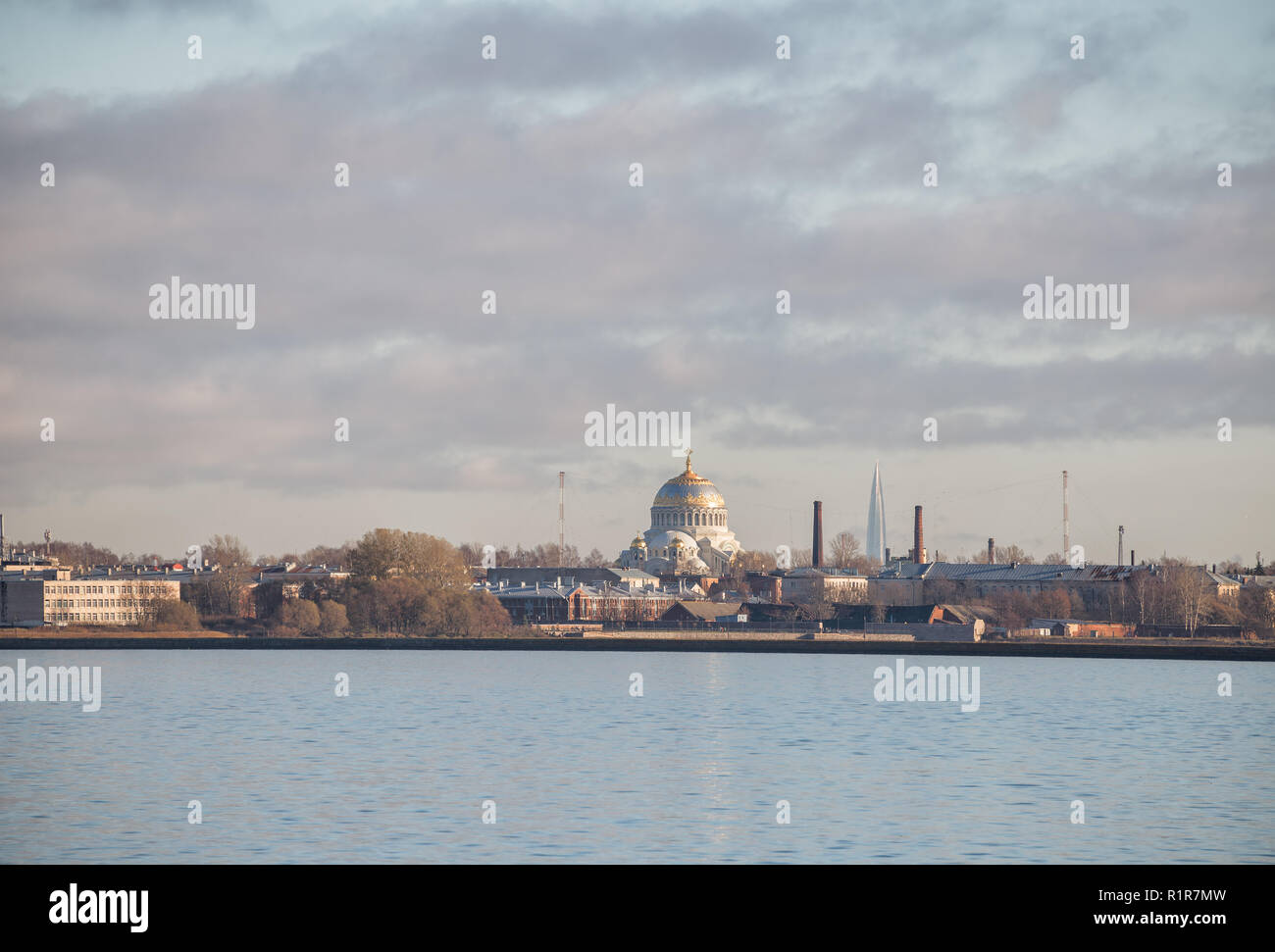 Vue de Cronstadt du golfe de Finlande. Cathédrale navale et gratte-ciel Centre Lakhta Banque D'Images