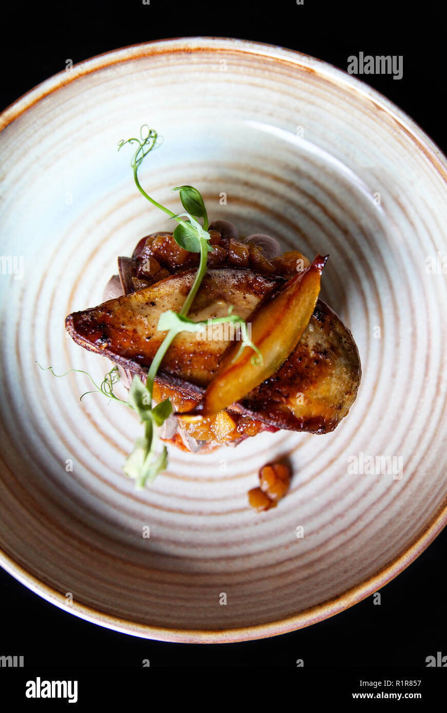 Foie gras français esthétique avec apple et chutney de poire sur le toast en style minimaliste Banque D'Images