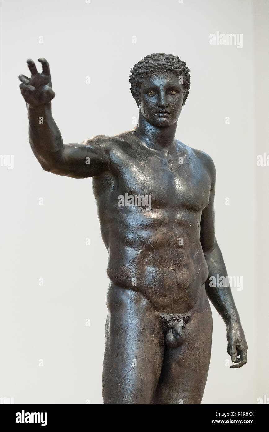 Athènes. La Grèce. La jeunesse d'Anticythère (éphèbe grec ancien), statue en bronze de l'épave d'Anticythère, du ca. 340-330 BC. Archaeologi National Banque D'Images