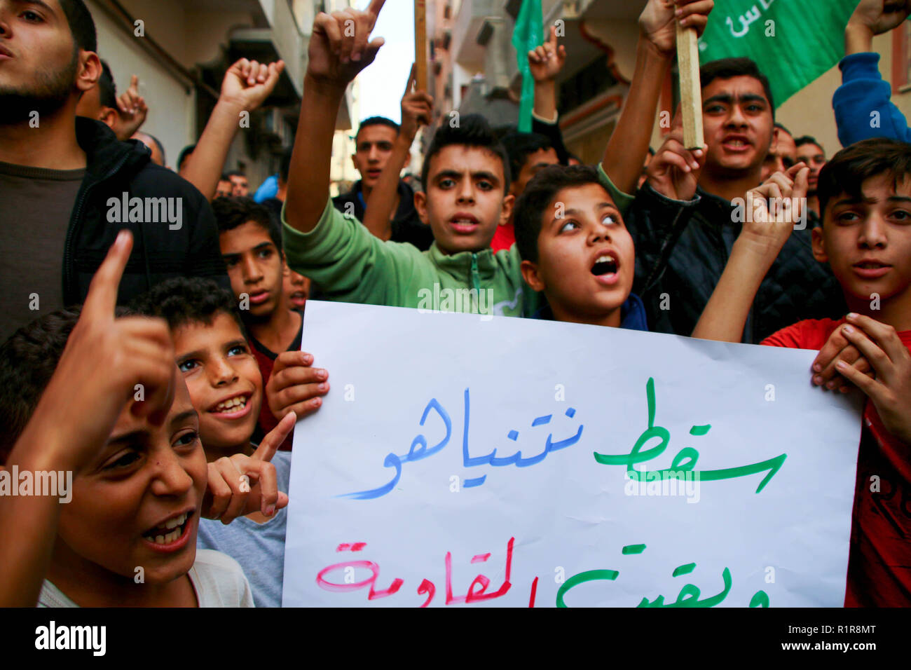 Des manifestants palestiniens tenant une bannière à l'appui de la gouvernement du Hamas en face de la maison d'Ismail Haniyeh, chef du peuple palestinien Hamas à Gaza. Des centaines de Palestiniens de Gaza se sont rassemblés devant la maison du chef du Hamas Ismail Haniyeh pour manifester leur appui au gouvernement du Hamas et protester contre la décision de l'attaque aérienne faite par le ministre de la défense Israélien Avigdor Lieberman qui a causé des dommages à l'infrastructure à grande échelle et de décès de civils. Banque D'Images