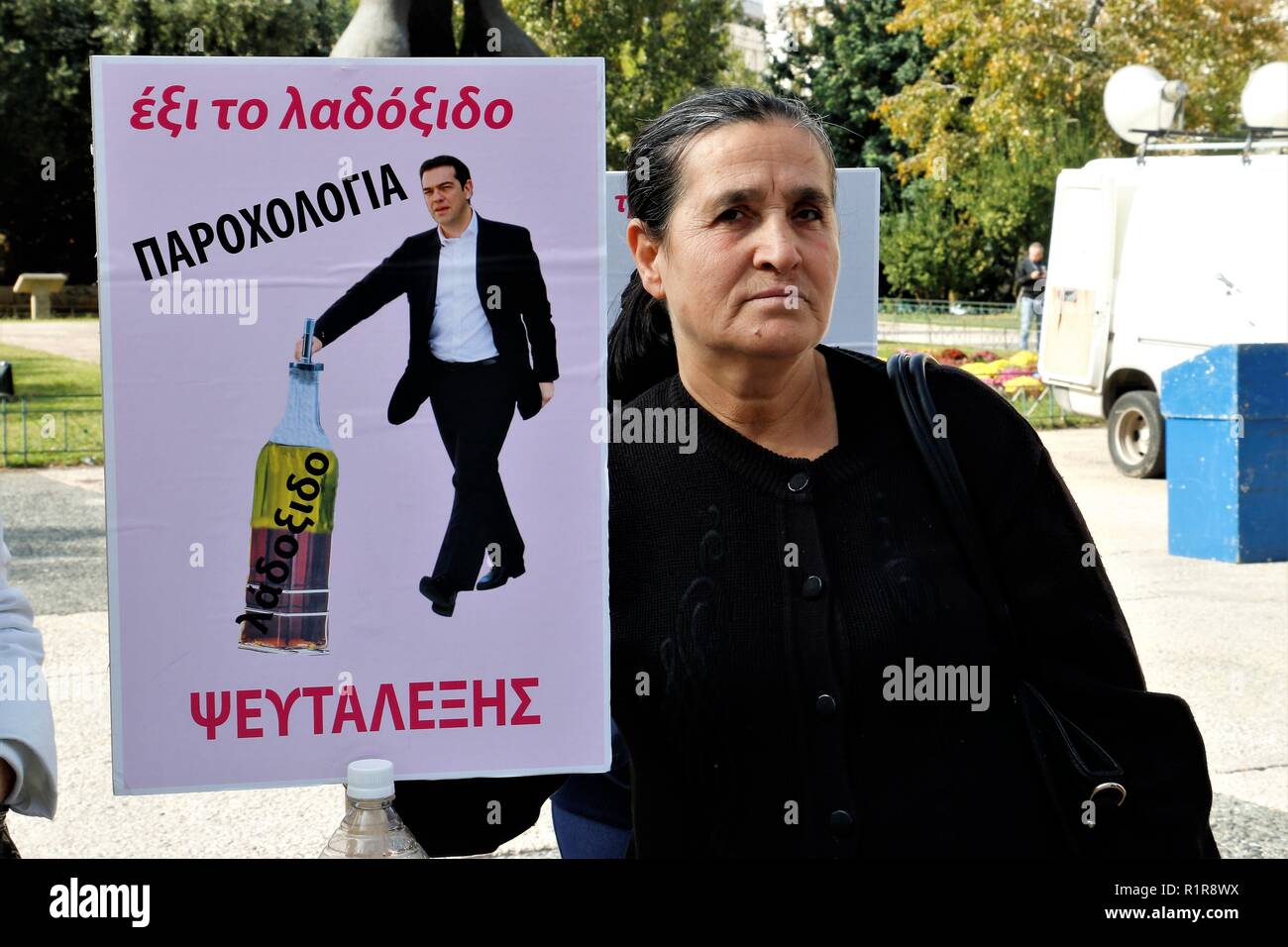 Un manifestant est vu holding a placard pendant la grève. Les Syndicats grecs et privé de Russie protester contre de nouvelles mesures d'austérité et aussi la demande pour un meilleur salaire et la modification du projet d'assurance. Banque D'Images