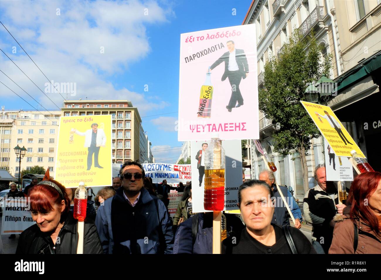 Les protestataires sont vu la tenue des pancartes pendant la grève. Les Syndicats grecs et privé de Russie protester contre de nouvelles mesures d'austérité et aussi la demande pour un meilleur salaire et la modification du projet d'assurance. Banque D'Images