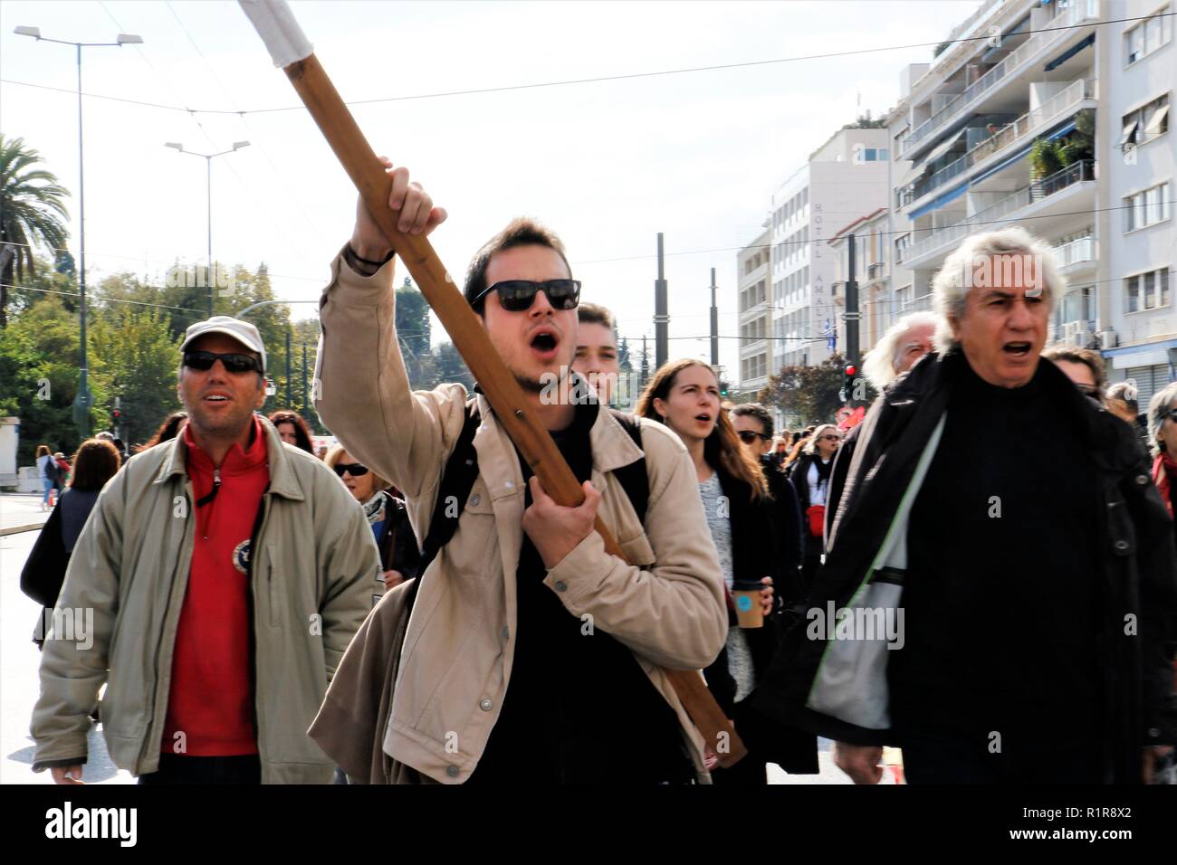 Les protestataires sont vus scandant des slogans pendant la grève. Les Syndicats grecs et privé de Russie protester contre de nouvelles mesures d'austérité et aussi la demande pour un meilleur salaire et la modification du projet d'assurance. Banque D'Images