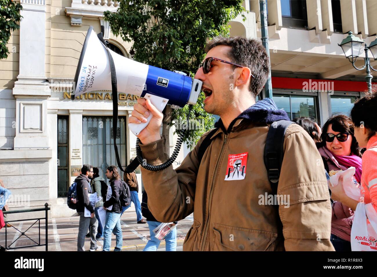 Vu un manifestant scandant des slogans sur un méga phone pendant la grève. Les Syndicats grecs et privé de Russie protester contre de nouvelles mesures d'austérité et aussi la demande pour un meilleur salaire et la modification du projet d'assurance. Banque D'Images