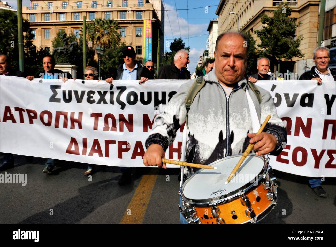 Un manifestant est vu jouer du tambour pendant la grève. Les Syndicats grecs et privé de Russie protester contre de nouvelles mesures d'austérité et aussi la demande pour un meilleur salaire et la modification du projet d'assurance. Banque D'Images