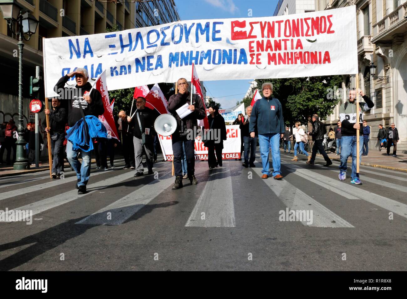 Les protestataires sont vues tenant une bannière et de drapeaux pendant la grève. Les Syndicats grecs et privé de Russie protester contre de nouvelles mesures d'austérité et aussi la demande pour un meilleur salaire et la modification du projet d'assurance. Banque D'Images