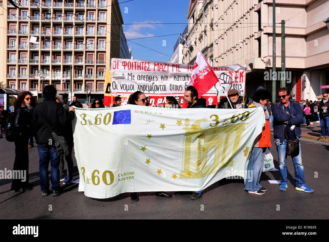 Les protestataires sont vues tenant des banderoles pendant la grève. Les Syndicats grecs et privé de Russie protester contre de nouvelles mesures d'austérité et aussi la demande pour un meilleur salaire et la modification du projet d'assurance. Banque D'Images