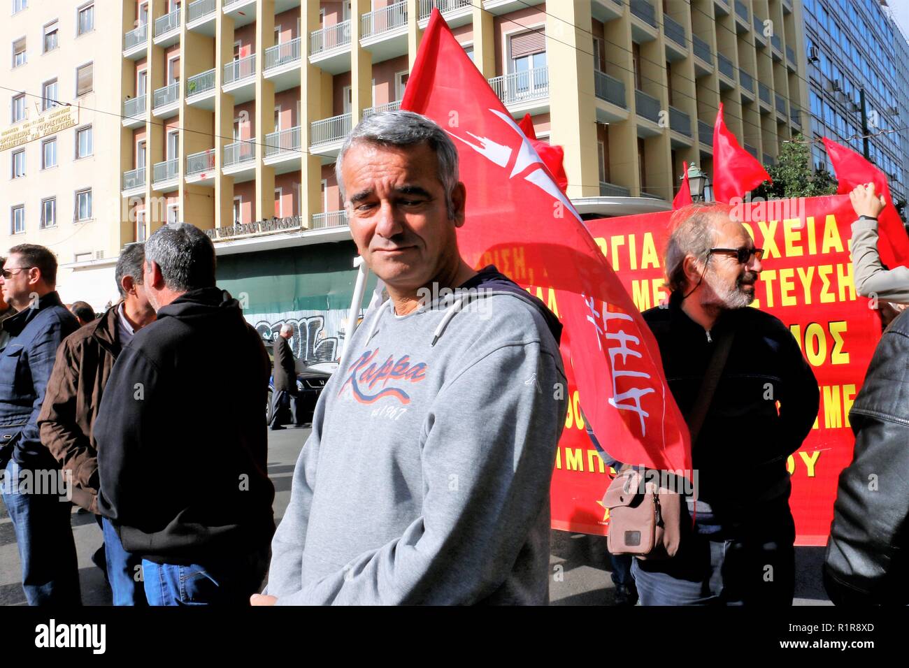 Un manifestant est vu maintenant un drapeau pendant la grève. Les Syndicats grecs et privé de Russie protester contre de nouvelles mesures d'austérité et aussi la demande pour un meilleur salaire et la modification du projet d'assurance. Banque D'Images