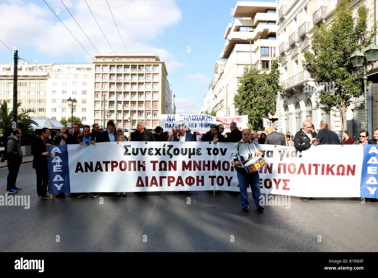 Les protestataires sont vues tenant une bannière pendant la grève. Les Syndicats grecs et privé de Russie protester contre de nouvelles mesures d'austérité et aussi la demande pour un meilleur salaire et la modification du projet d'assurance. Banque D'Images