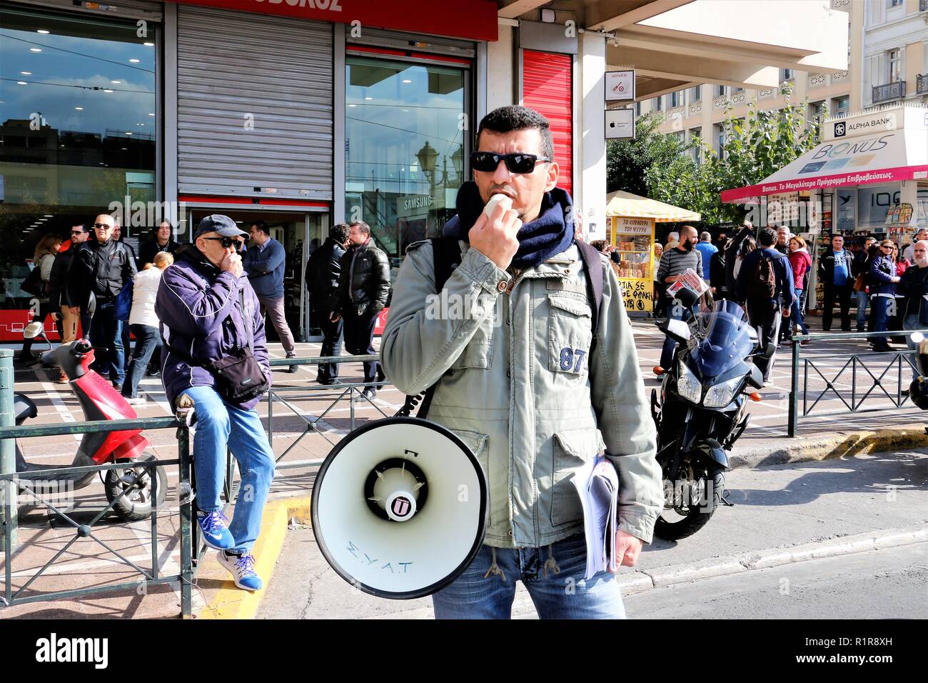 Vu un manifestant scandant des slogans sur un méga phone pendant la grève. Les Syndicats grecs et privé de Russie protester contre de nouvelles mesures d'austérité et aussi la demande pour un meilleur salaire et la modification du projet d'assurance. Banque D'Images