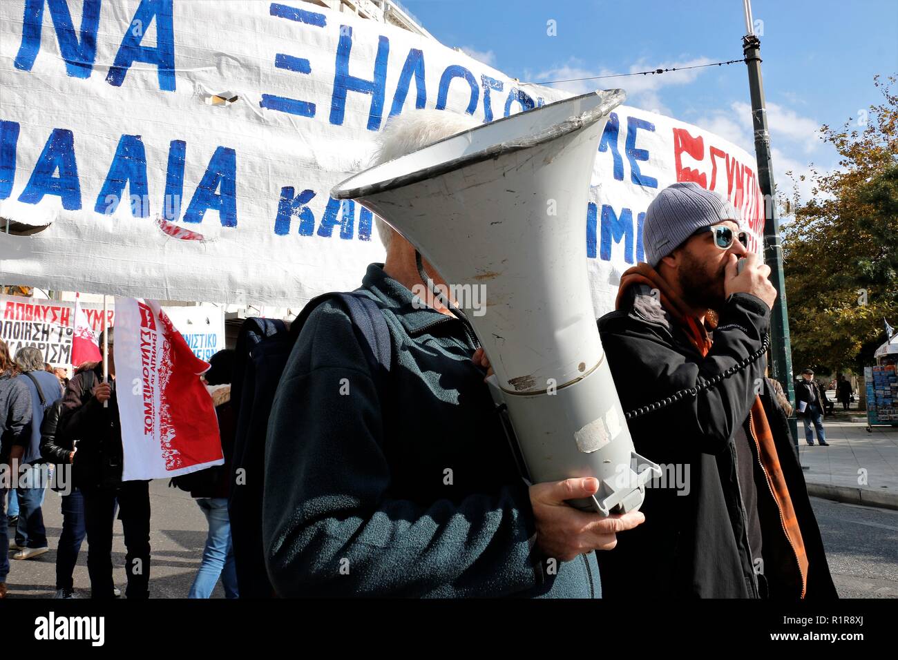 Vu un manifestant scandant des slogans sur un méga phone pendant la grève. Les Syndicats grecs et privé de Russie protester contre de nouvelles mesures d'austérité et aussi la demande pour un meilleur salaire et la modification du projet d'assurance. Banque D'Images
