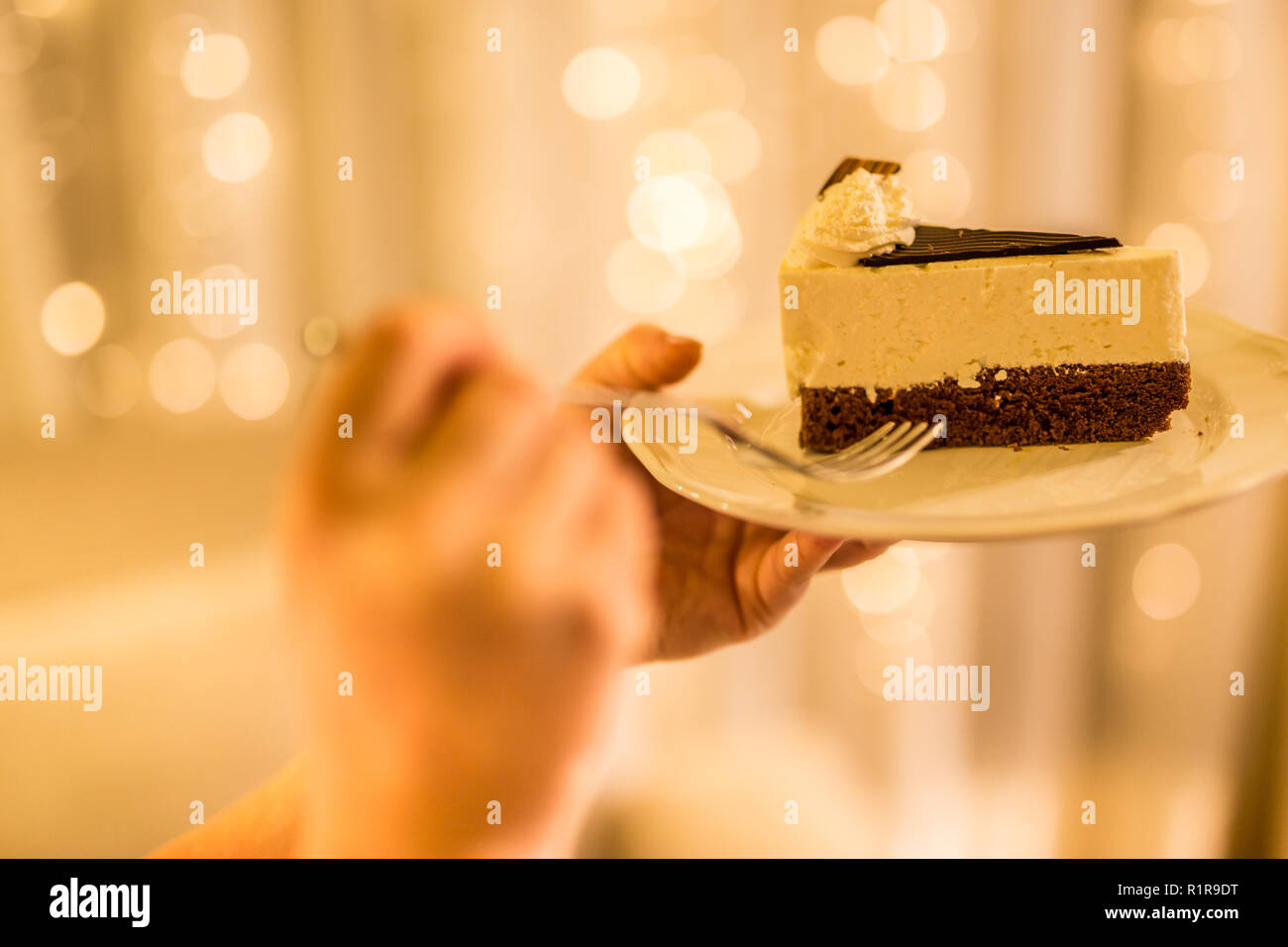 Morceau de carotte gâteau fait maison avec crème blanche sur fond gris. Dessert de fête concept. Banque D'Images