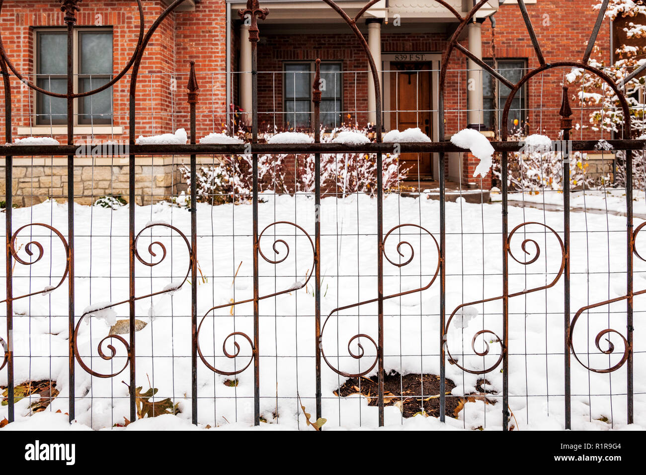 Couvert de neige clôture en fer forgé décoratif ; 839 F Street, Salida ; Colorado ; USA Banque D'Images