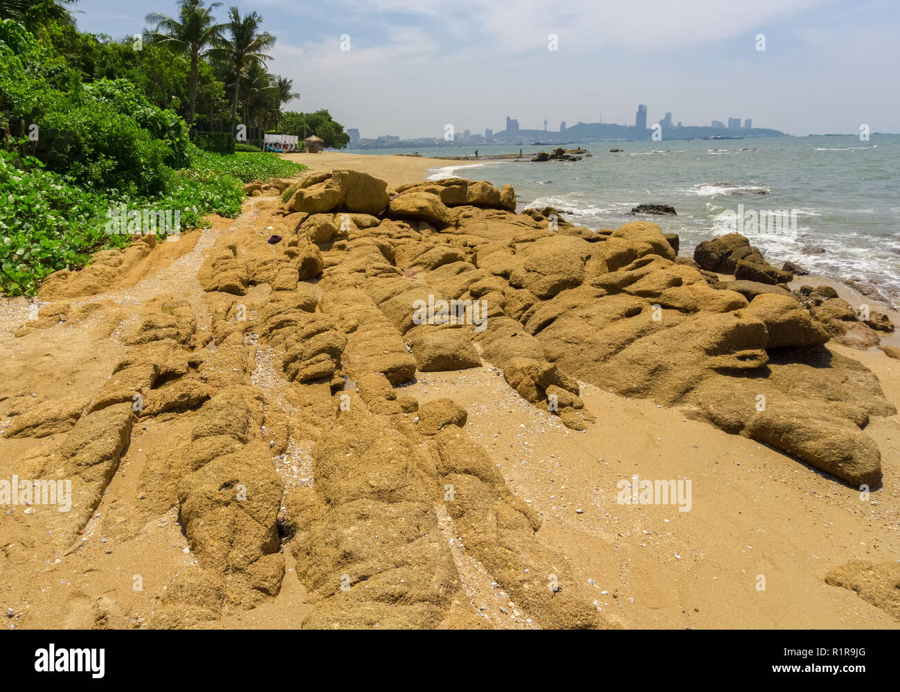 Le Rocky et Coral Beach public en vue de Pattaya Banque D'Images