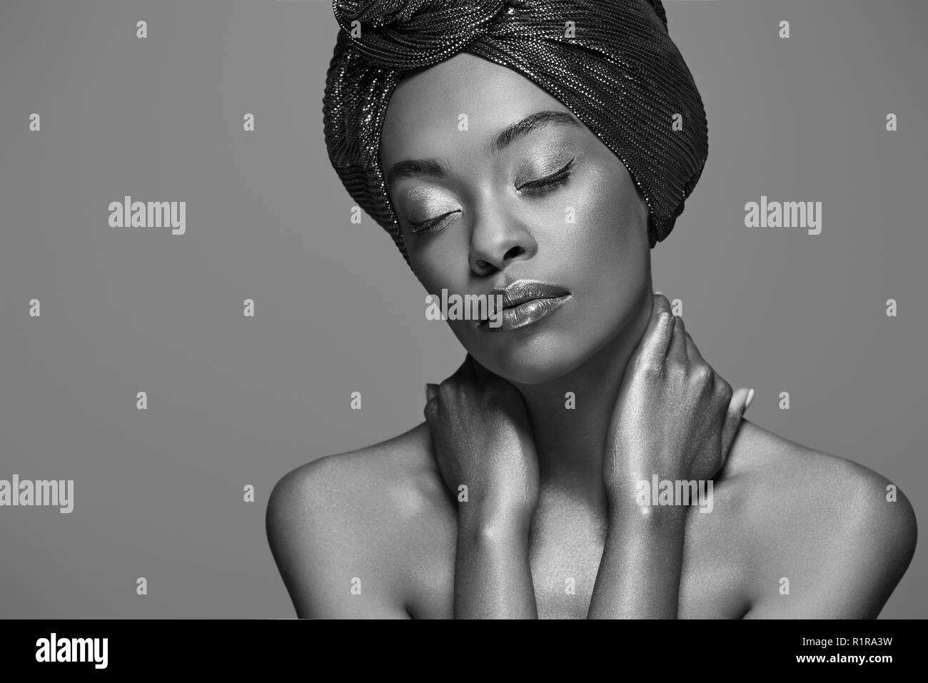 Photo en noir et blanc le chic de l'african american woman with eyes closed isolé sur gray Banque D'Images