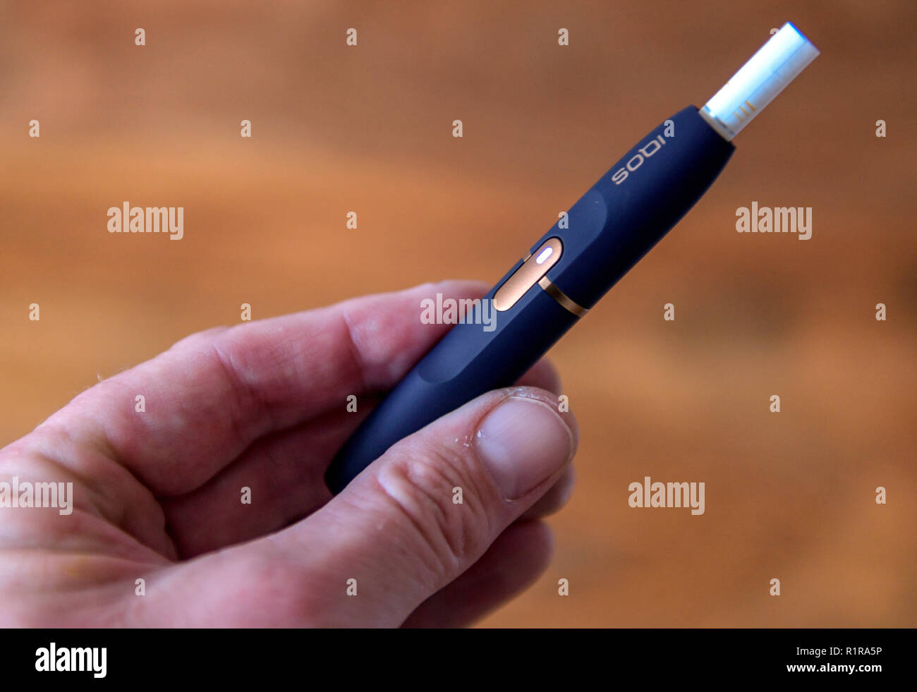 marché e-cigarette Hambourg, Allemagne. 13Th Nov, 2018. Un homme tient une e-cigarette type  iqos de Philip Morris dans un magasin de tabac. La concurrence sur le marché  des cigarettes électroniques s'intensifie. Le mercredi (14.11.2018),