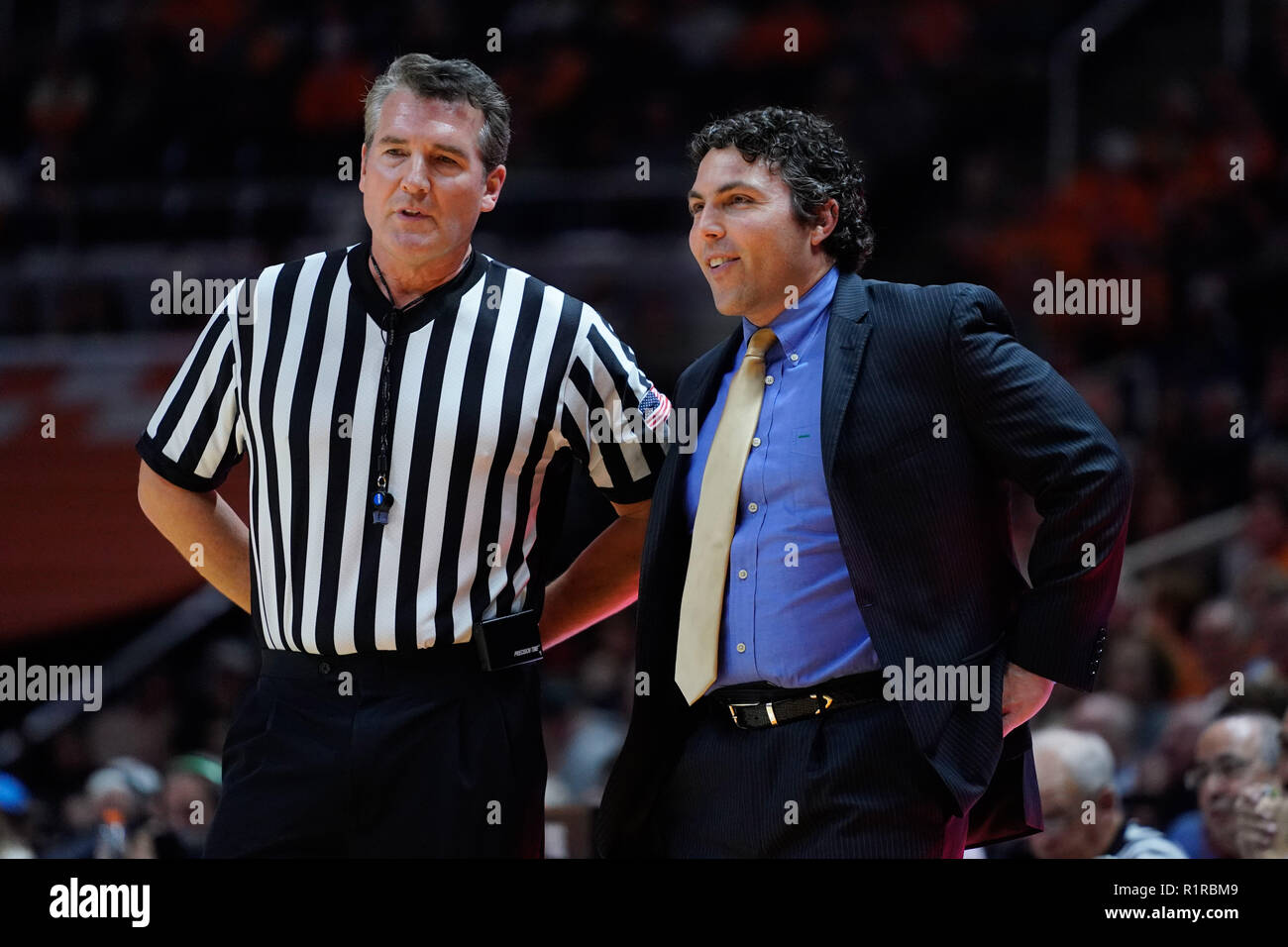 Knoxville, Tennessee, USA. 13Th Nov, 2018. 13 novembre 2018 : l'entraîneur-chef de l'Pastner Josh Georgia Tech Yellow Jackets parle avec un arbitre pendant le jeu de basket-ball de NCAA entre les bénévoles de l'Université du Tennessee et le Georgia Tech Yellow Jackets à Thompson Boling Arena de Knoxville TN Tim Gangloff/CSM Crédit : Cal Sport Media/Alamy Live News Banque D'Images