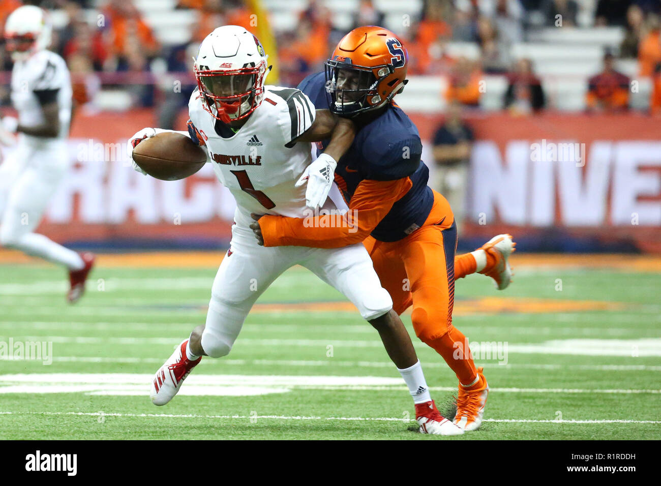 Syracuse, New York, USA. 09Th Nov, 2018. Louisville Cardinals wide receiver Chatarius Atwell (1) s'exécute avec la balle après une prise comme Syracuse Orange arrière défensif Antwan Cordy (8) défend au cours du premier semestre le vendredi 9 novembre 2018 au Carrier Dome à Syracuse, New York. Barnes riche/CSM/Alamy Live News Banque D'Images