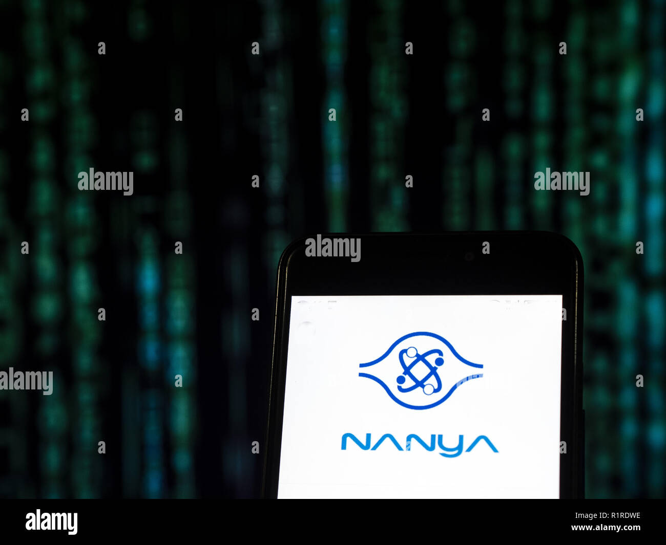 Kiev, Ukraine. 13Th Nov, 2018. Logo Nanya Technology Corporation vu affichée sur téléphone intelligent. La technologie de Nanya est un important fabricant taïwanais dynamic random access memory (DRAM), principalement utilisé dans les ordinateurs. Crédit : Igor Golovniov SOPA/Images/ZUMA/Alamy Fil Live News Banque D'Images