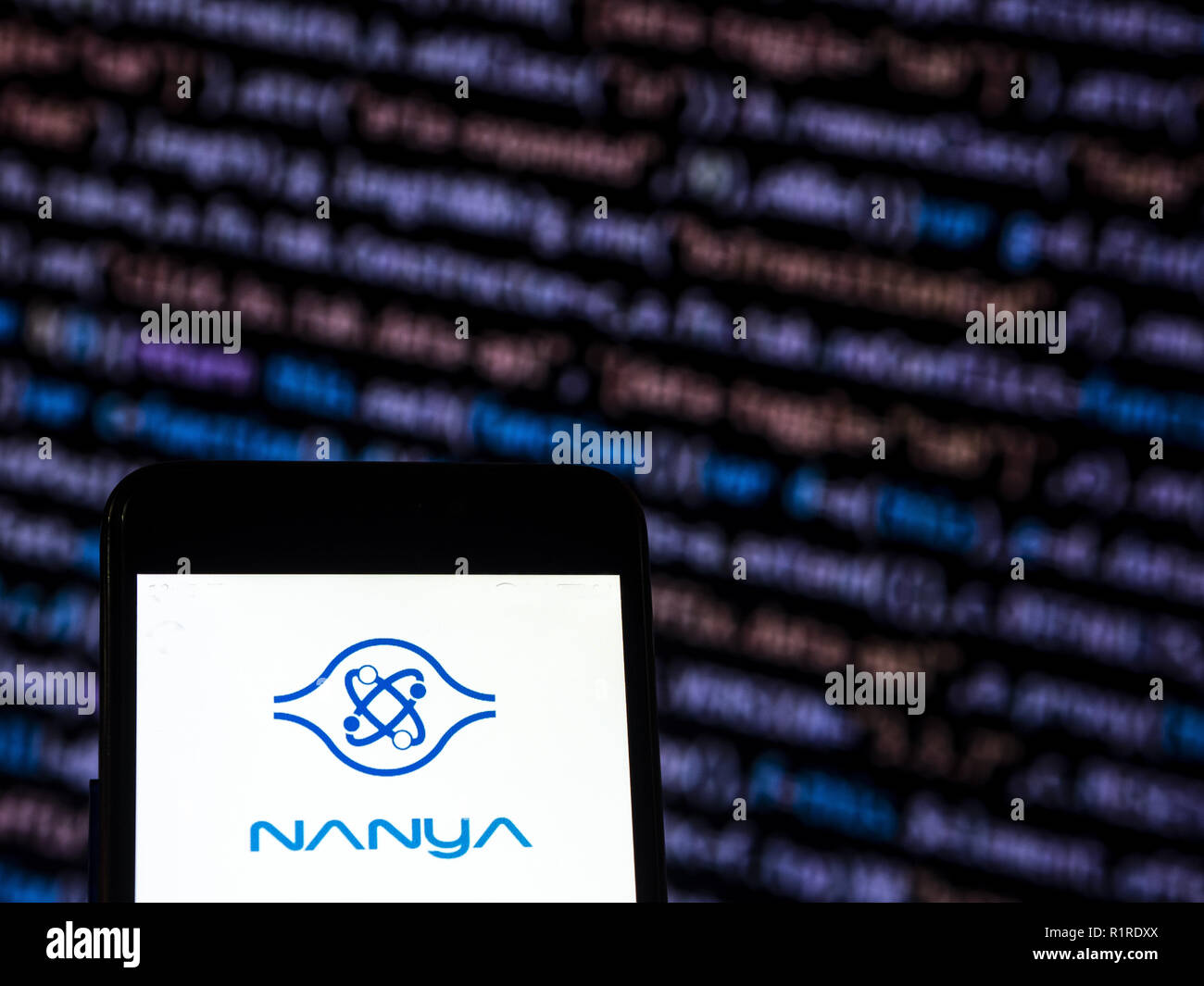 Kiev, Ukraine. 13Th Nov, 2018. Logo Nanya Technology Corporation vu affichée sur téléphone intelligent. La technologie de Nanya est un important fabricant taïwanais dynamic random access memory (DRAM), principalement utilisé dans les ordinateurs. Crédit : Igor Golovniov SOPA/Images/ZUMA/Alamy Fil Live News Banque D'Images