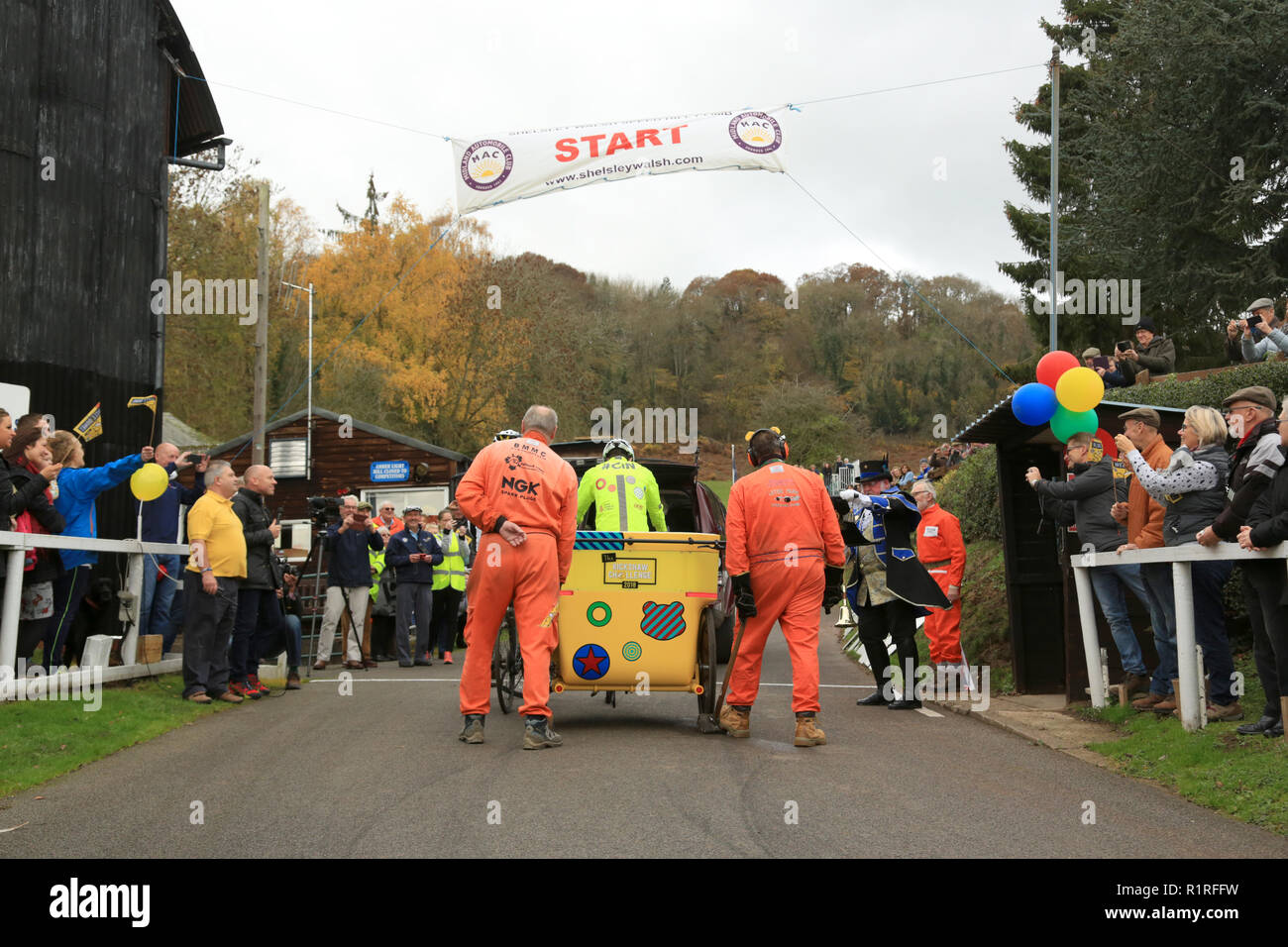 Course Shelsley Walsh, Worcestershire, Royaume-Uni. 14 novembre, 2018. Cavaliers dans la BBC montrent un pousse-pousse du défi sur la ligne de départ à Shelsley Walsh de côte pour les enfants dans le besoin en 2018. Crédit : Robert Macdonald/Alamy Live News Banque D'Images