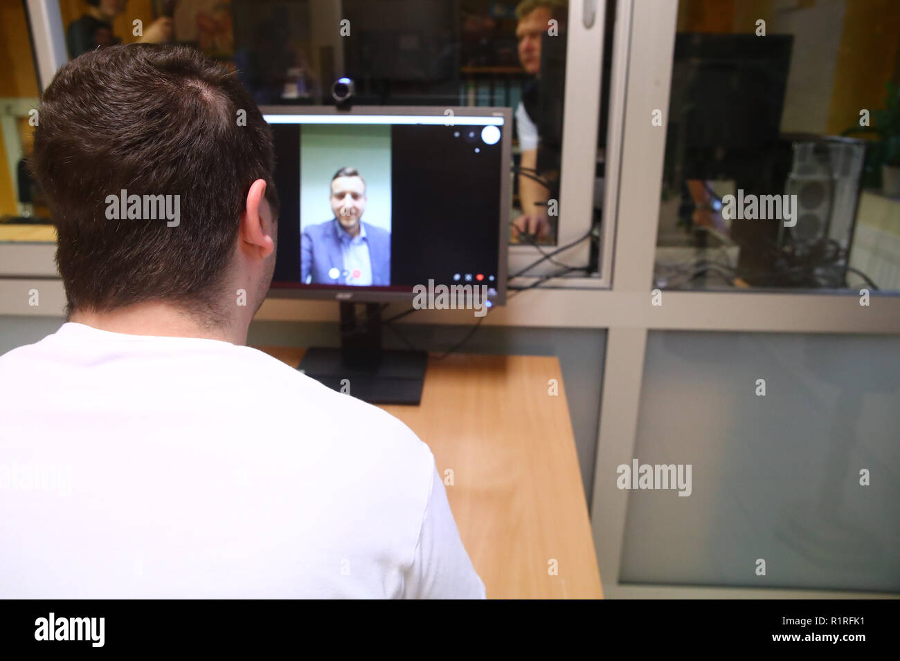 Hohenleuben, Allemagne. 13Th Nov, 2018. Le prisonnier Kevin W. parle symboliquement avec le fonctionnaire Johannes Büschleb sur Skype dans la prison Hohenleuben. Pour la première fois, les prisonniers en Thuringe peuvent en parler à leurs proches via Internet. Un ordinateur supplémentaire a été fournie dans la salle des visiteurs à cette fin. Credit : Bodo Schackow Zentralbild-/dpa/ZB/dpa/Alamy Live News Banque D'Images