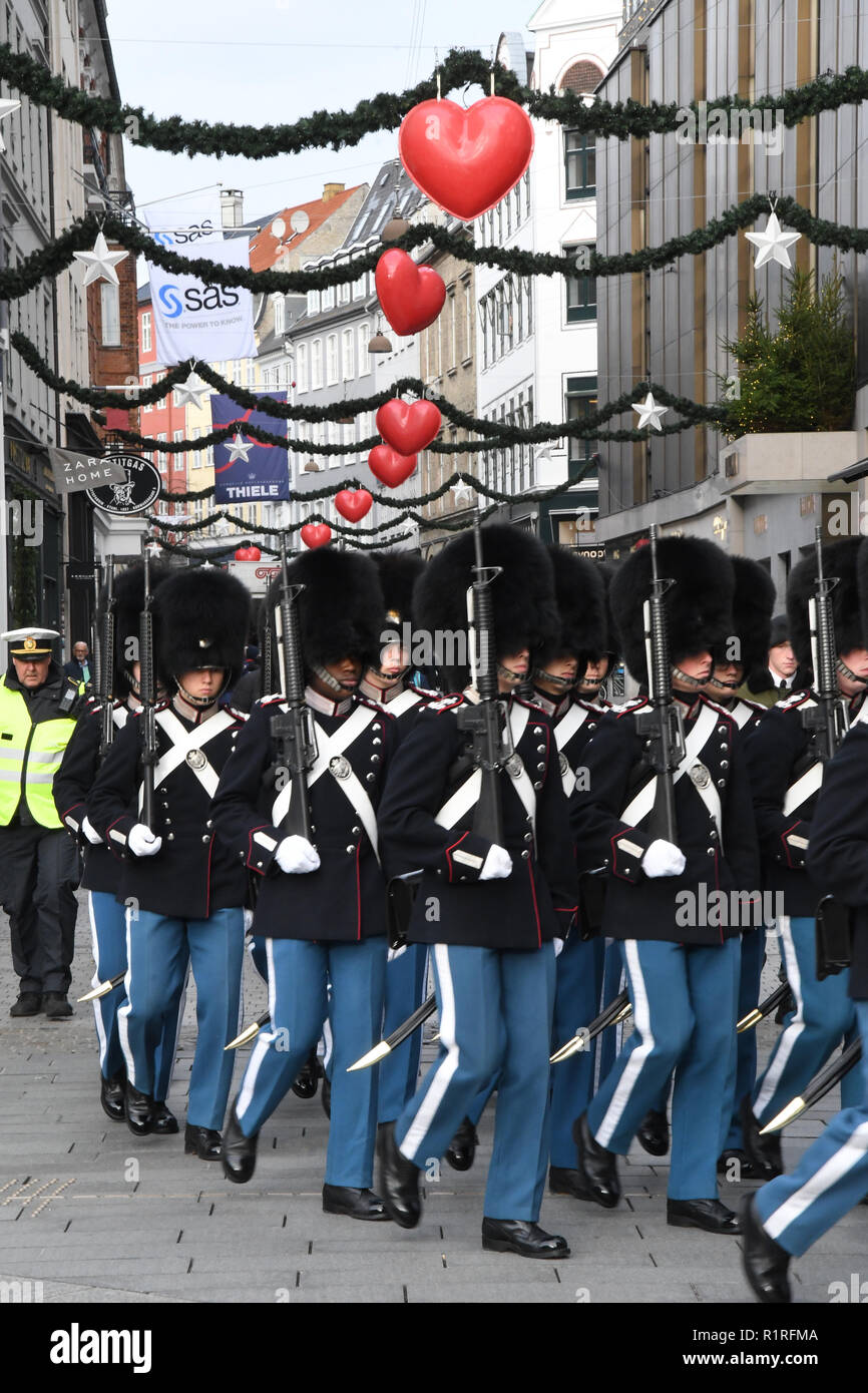 Copenhague, Danemark, 14 novembre, 2018. Royal Queen live guards mars à ville sous les décorations de Noël, à Copenhague au Danemark. Francis Joseph Doyen Doyen / photos/Alamy Live News Banque D'Images