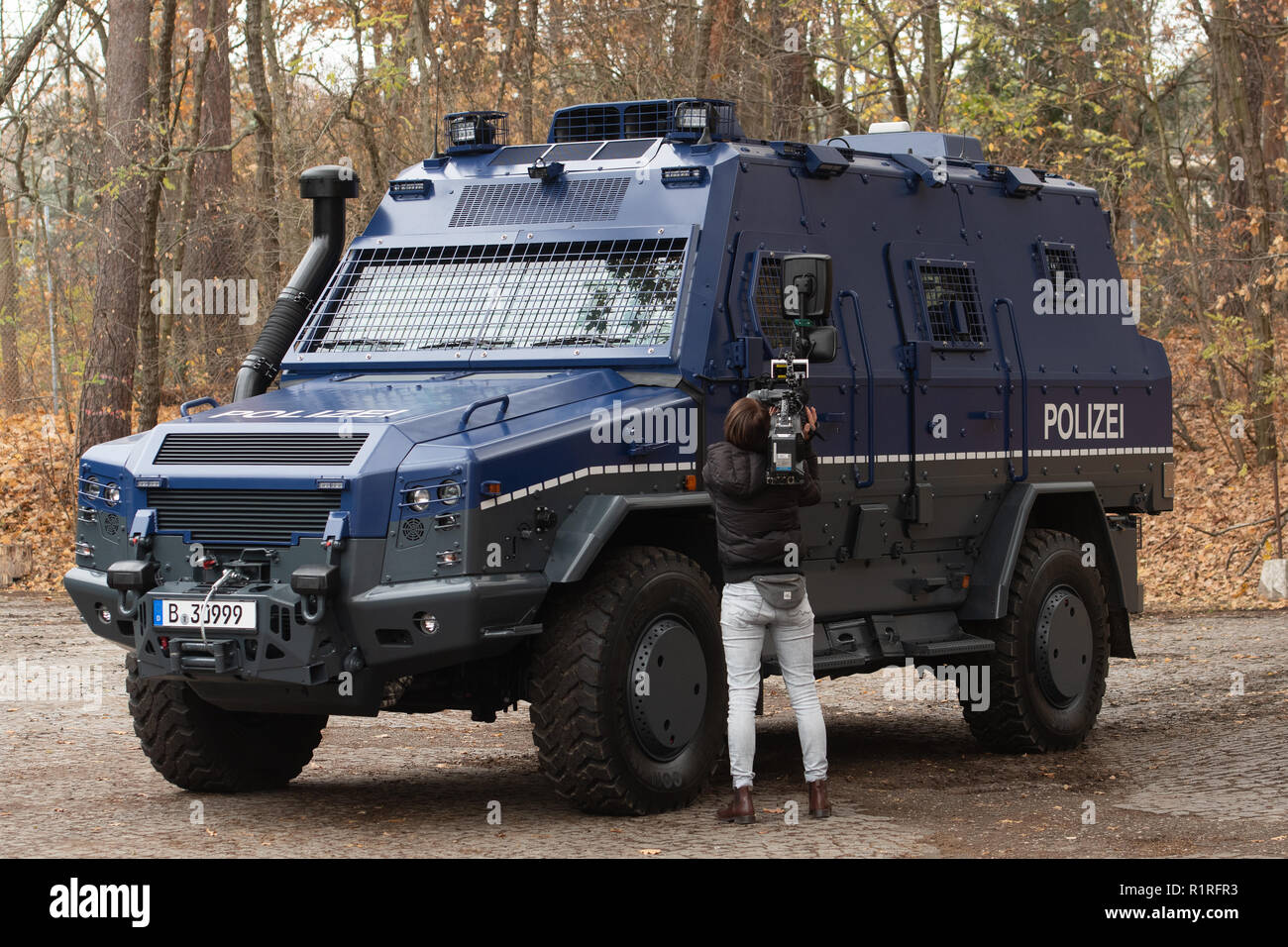 Berlin, Allemagne. 14Th Nov, 2018. Le nouveau véhicule spécial de la police de Berlin sont filmés à la zone d'entraînement de la police à Spandau. Le véhicule d'urgence un million d'euros est un soi-disant véhicule défensives". Le survivant R a été mis au point conjointement par Rheinmetall MAN Military vehicles (RMMV) et Achleitner. Crédit : Paul Zinken/dpa/Alamy Live News Banque D'Images