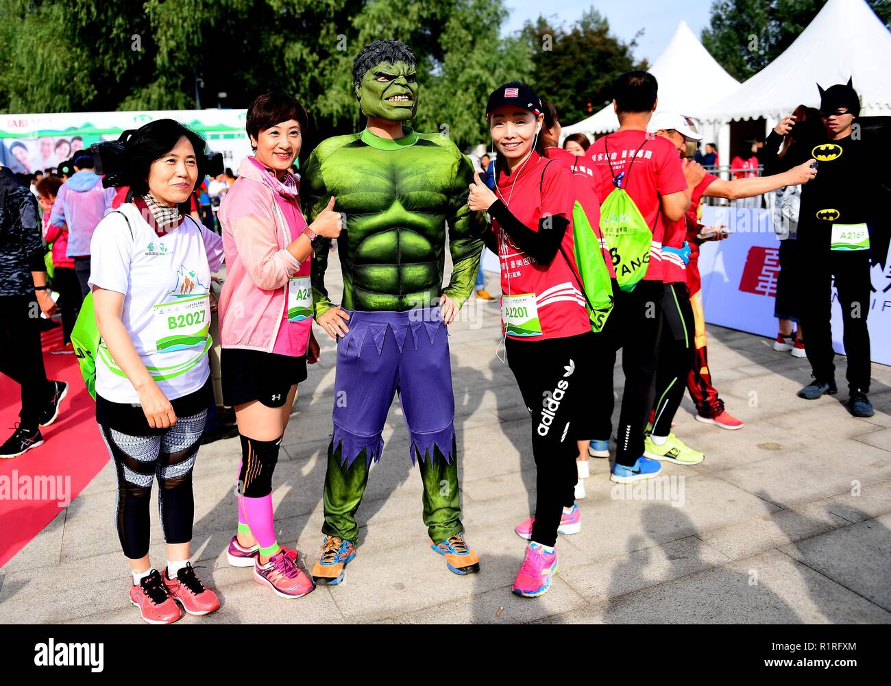 Shenyang, Shenyang, Chine. 14Th Nov, 2018. Shenyang, Chine-porteur portant les costumes de Spiderman, Hulk et Batman afficher au marathon qui s'est tenue à Shenyang, au nord-est ChinaÃ¢â€ La province de Liaoning. Crédit : SIPA Asie/ZUMA/Alamy Fil Live News Banque D'Images