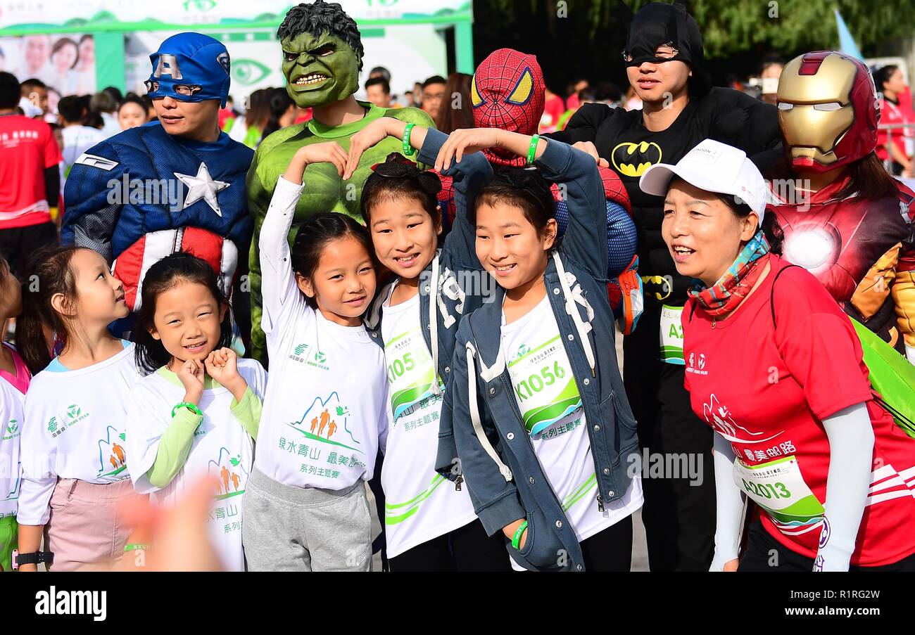 Shenyang, Shenyang, Chine. 14Th Nov, 2018. Shenyang, Chine-porteur portant les costumes de Spiderman, Hulk et Batman afficher au marathon qui s'est tenue à Shenyang, au nord-est ChinaÃ¢â€ La province de Liaoning. Crédit : SIPA Asie/ZUMA/Alamy Fil Live News Banque D'Images