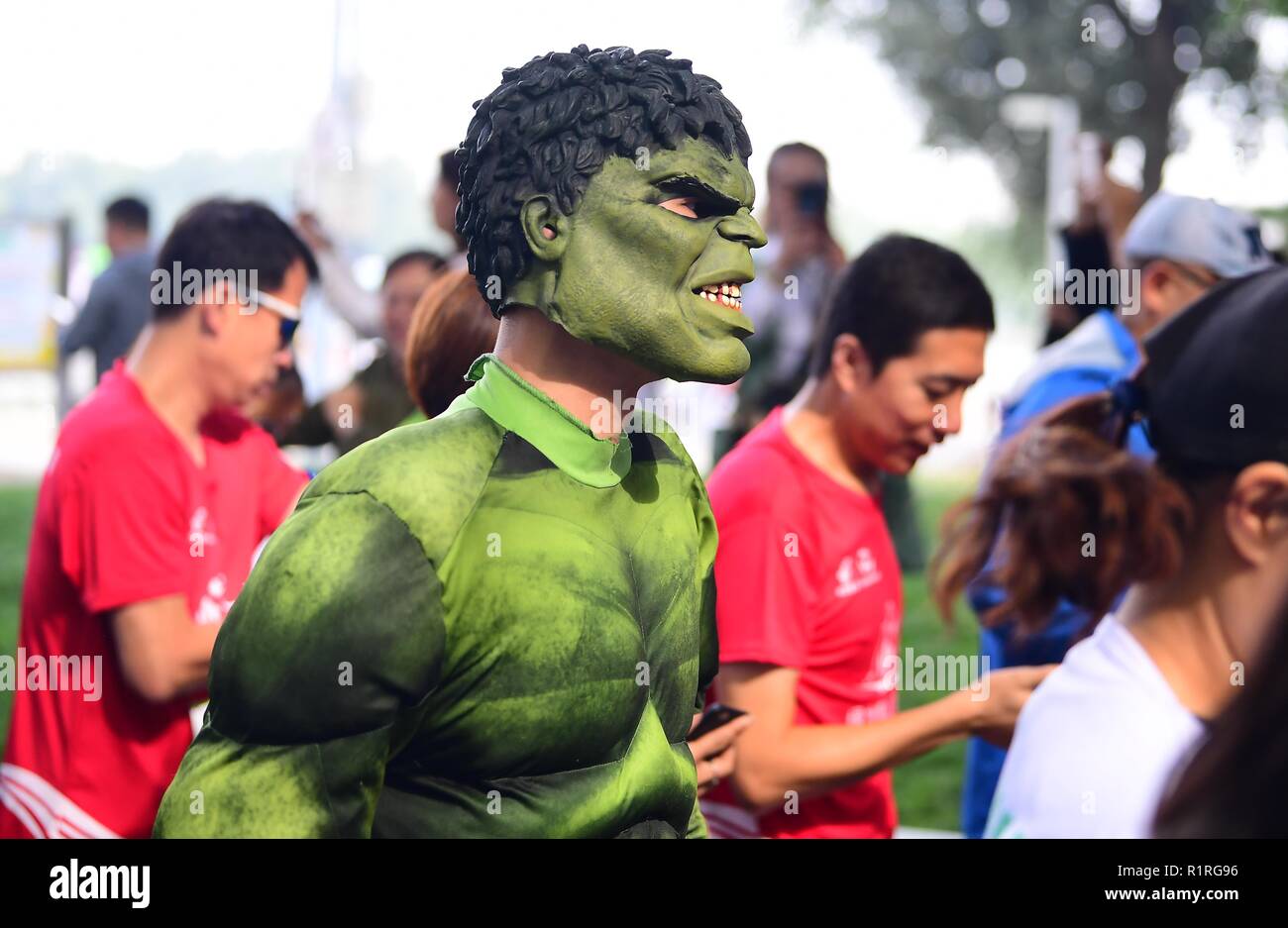 Shenyang, Shenyang, Chine. 14Th Nov, 2018. Shenyang, Chine-porteur portant les costumes de Spiderman, Hulk et Batman afficher au marathon qui s'est tenue à Shenyang, Liaoning Province du nord-est de la Chine. Crédit : SIPA Asie/ZUMA/Alamy Fil Live News Banque D'Images