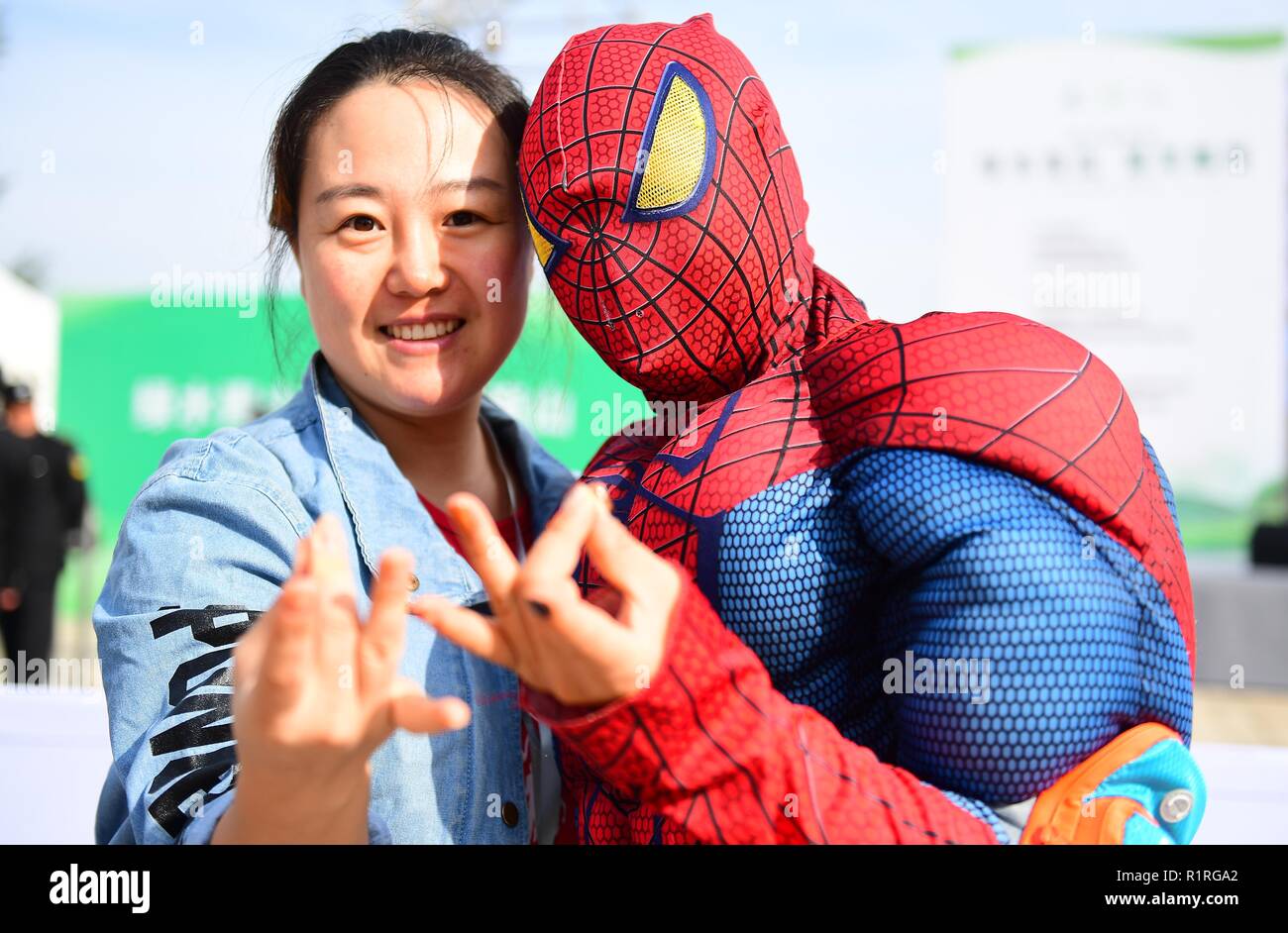Shenyang, Shenyang, Chine. 14Th Nov, 2018. Shenyang, Chine-porteur portant les costumes de Spiderman, Hulk et Batman afficher au marathon qui s'est tenue à Shenyang, Liaoning Province du nord-est de la Chine. Crédit : SIPA Asie/ZUMA/Alamy Fil Live News Banque D'Images