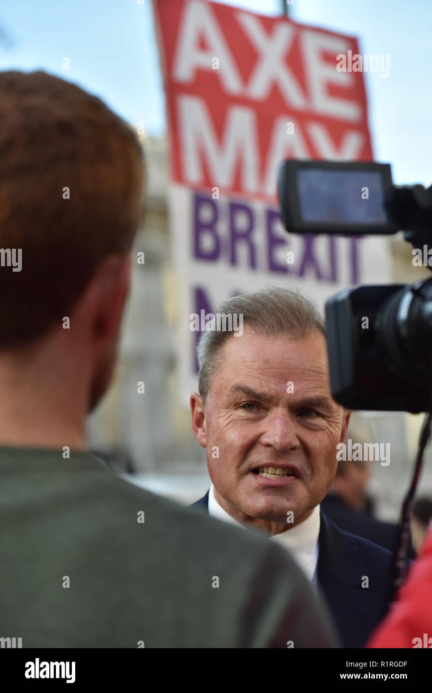 Downing Street, London, UK. 14 novembre 2018. L'ancien chef adjoint de l'UKIP Peter Whittle. Pro-Brexit partisans montrer en face de Downing Street comme l'AM Theresa May est la tenue d'une réunion du cabinet pour discuter de l'accord de retrait du document. Crédit : Matthieu Chattle/Alamy Live News Banque D'Images