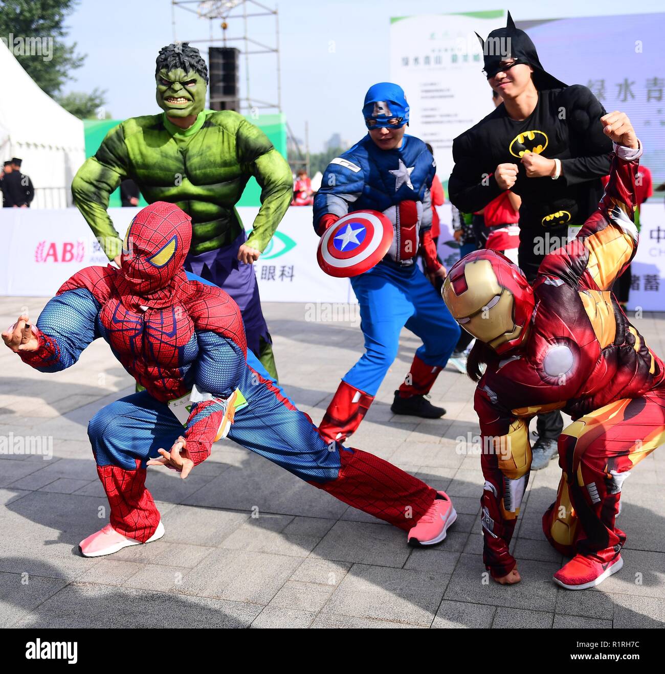 Shenyang, Chine. 14Th Nov, 2018. Coureurs portant les costumes de Spiderman, Hulk et Batman voir assister à un marathon qui s'est tenue à Shenyang, Liaoning Province du nord-est de la Chine. Crédit : SIPA Asie/ZUMA/Alamy Fil Live News Banque D'Images