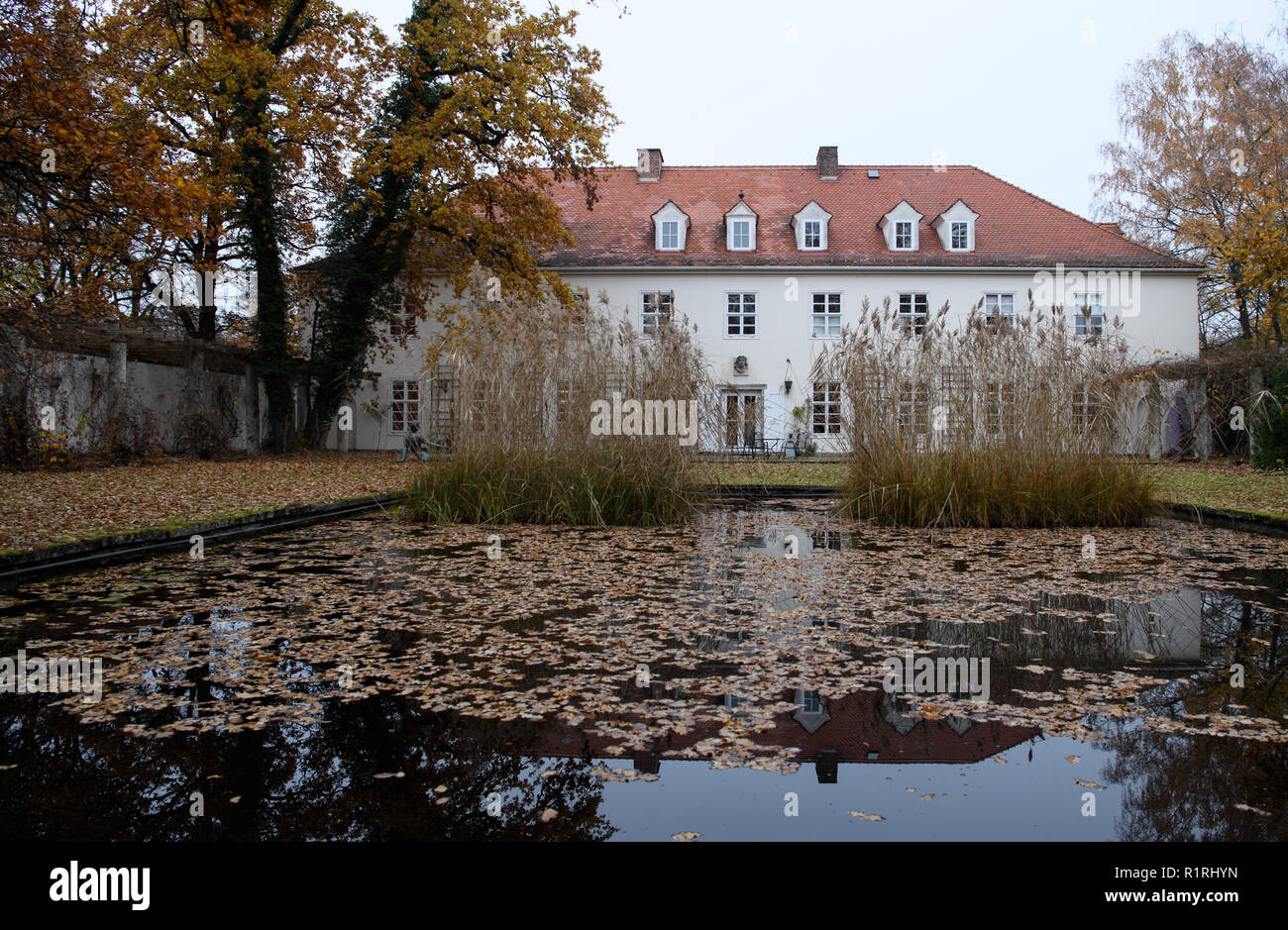 Pullach, Allemagne. 09Th Nov, 2018. La villa du président dans les locaux de la Service fédéral de renseignements (BND). La villa était autrefois la résidence de Martin Bormann, chef de la partie bureau du NSDAP et un confident de Hitler, et appartenait à l'ancienne Reichssiedlung Rudolf Heß, qui a été construit entre 1936 et 1938. À partir de 1947, les bâtiments ont été utilisés par l'organisation Gehlen et plus tard par le Service fédéral de renseignements (BND). Crédit : Sven Hoppe/dpa/Alamy Live News Banque D'Images