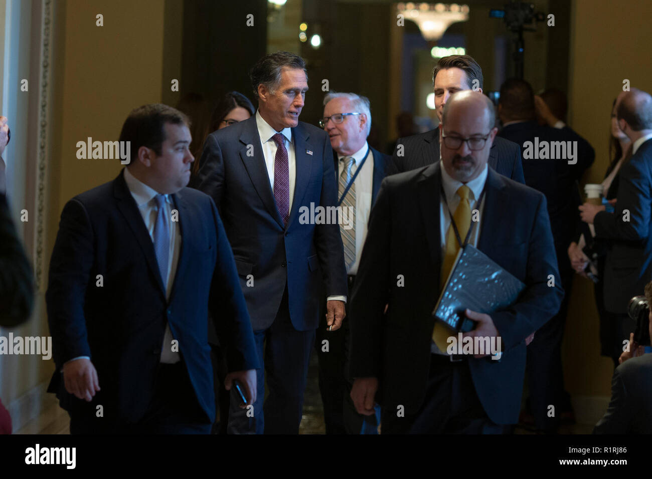Washington, États-Unis d'Amérique. 14Th Nov, 2018. États-unis le sénateur-élu Mitt Romney (républicain de l'Utah) quitte la réunion du caucus républicain du Sénat à l'United States Capitol sur la colline du Capitole à Washington, DC Le 14 novembre 2018. Crédit : Alex Edelman/CNP Crédit dans le monde entier | conditions : dpa/Alamy Live News Banque D'Images