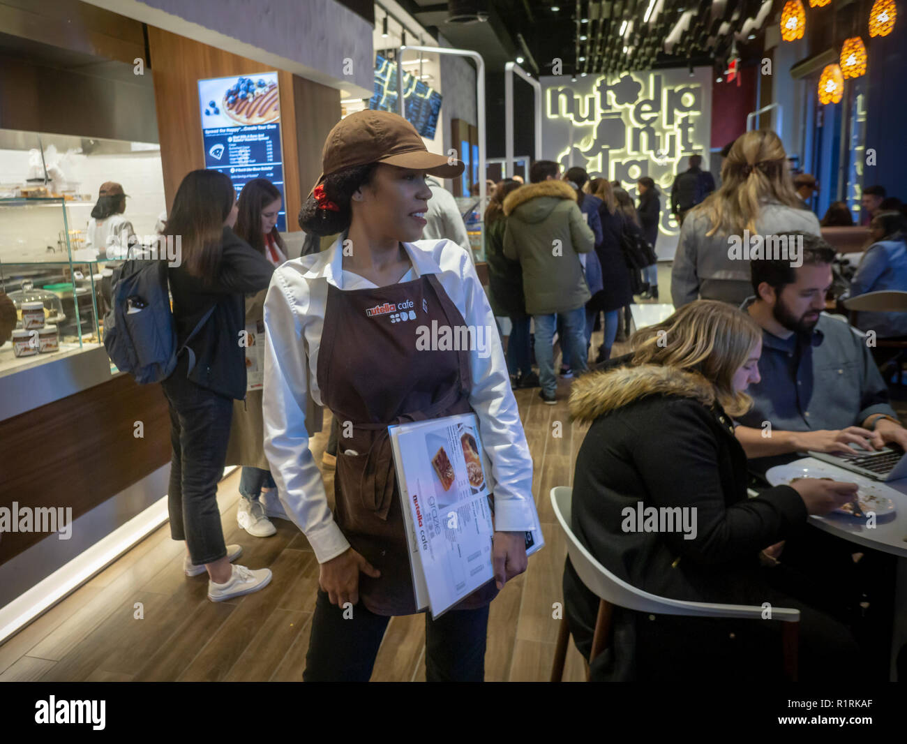 New York, USA. 14Th Nov 2018. Les amateurs de Nutella affluent à l'ouverture du Nutella Cafe dans le quartier de Greenwich Village de New York, le mercredi 14 novembre 2018. C'est le deuxième magasin pour la pâtisserie italienne ayant ouvert la première à Chicago en mai dernier. La confection de noisette a un culte quasi-like et suivant le menu du café est très centrée sur le Nutella.(© Richard B. Levine) Crédit : Richard Levine/Alamy Live News Banque D'Images