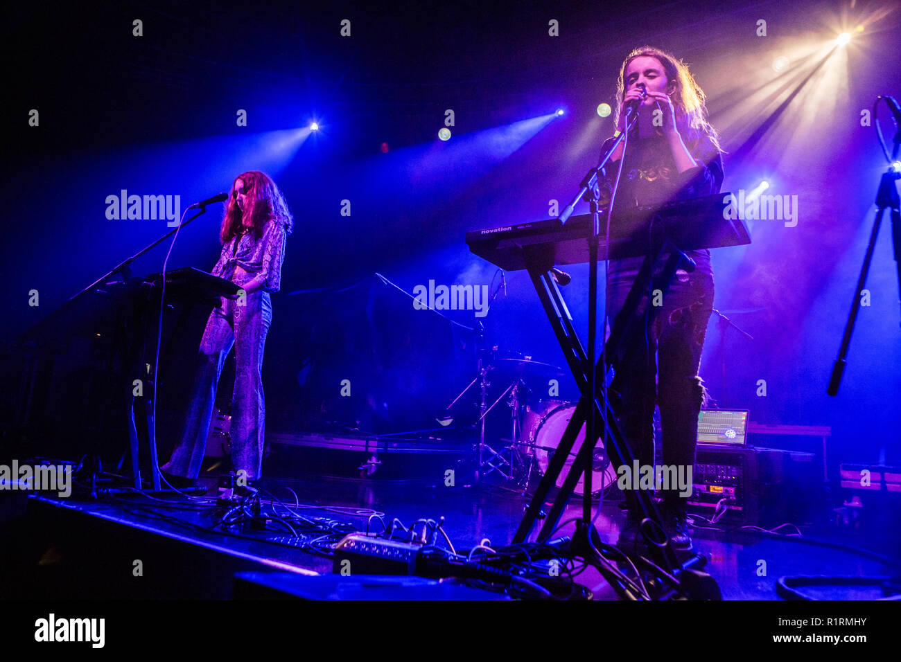 Milan Italie. 14 novembre 2018. Le groupe pop britannique A TABLE GRAND-MÈRE il se produit sur scène à l'ouverture de la Fabrique de montrer Airbourne. Credit : Rodolfo Sassano/Alamy Live News Banque D'Images