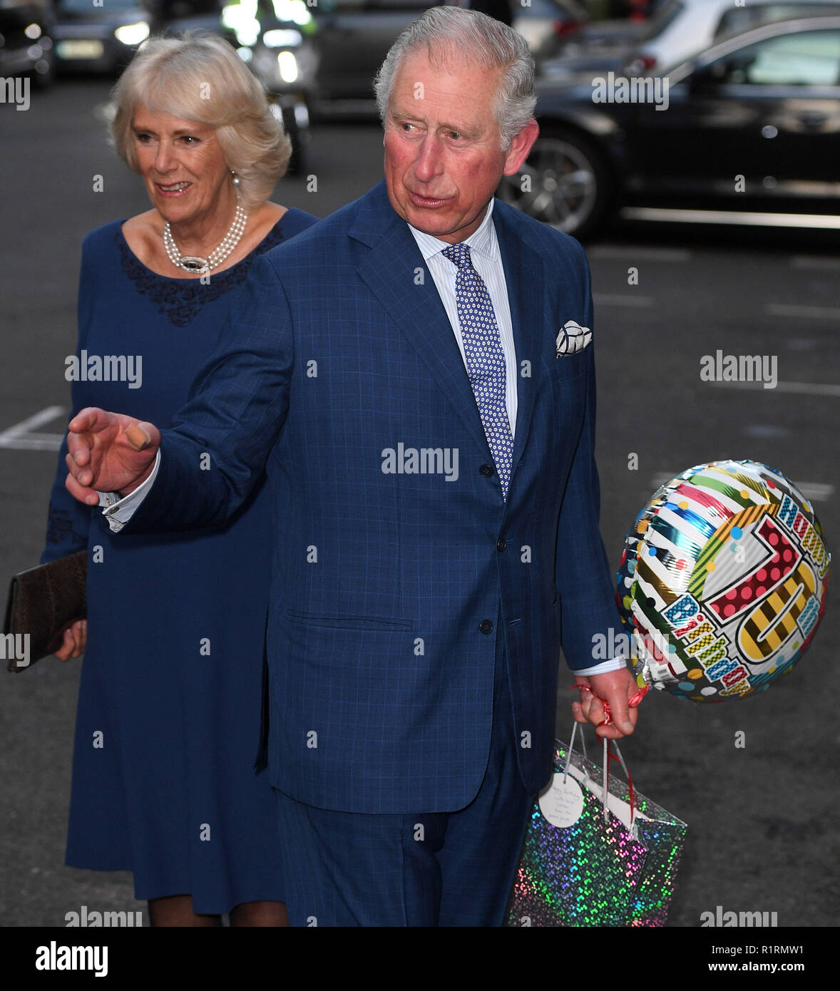 Londres, Royaume-Uni. 14Th Nov 2018. Le Prince Charles 70e anniversaire. Le Prince Charles, le Prince de Galles, accompagné de son épouse Camilla, la duchesse de Cornouailles assister à Spencer House à St James pour son 70e anniversaire, pour un thé avec l'âge UK pour célébrer 70 personnes inspirantes marquant leur 70e anniversaire cette année. Photo par Andrew Parsons Parsons / Media Crédit : andrew parsons/Alamy Live News Banque D'Images