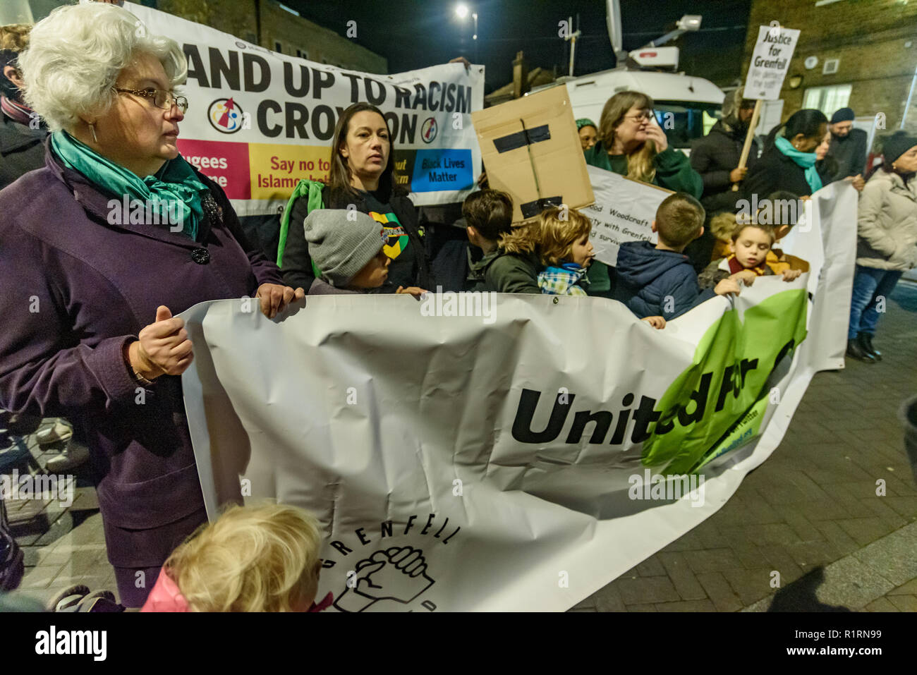 Londres, Royaume-Uni. 14 novembre 2018. Après la vidéo d'un dégoûtant posté en carton tour Grenfell se brûler à un feu de travail en Afrique du Sud, le Norwood Norwood Tourist Board a organisé une marche de solidarité avec Grenfell, avec plusieurs centaines de résidents locaux dans les rues en même temps que le mensuel marche silencieuse du souvenir à Notting Hill le 14 de chaque mois. ds dans le tragique incendie, et plusieurs sont venus avec une bannière à l'appui de United Grenfell South Norwood demonstratio Crédit : Peter Marshall/Alamy Live News Banque D'Images