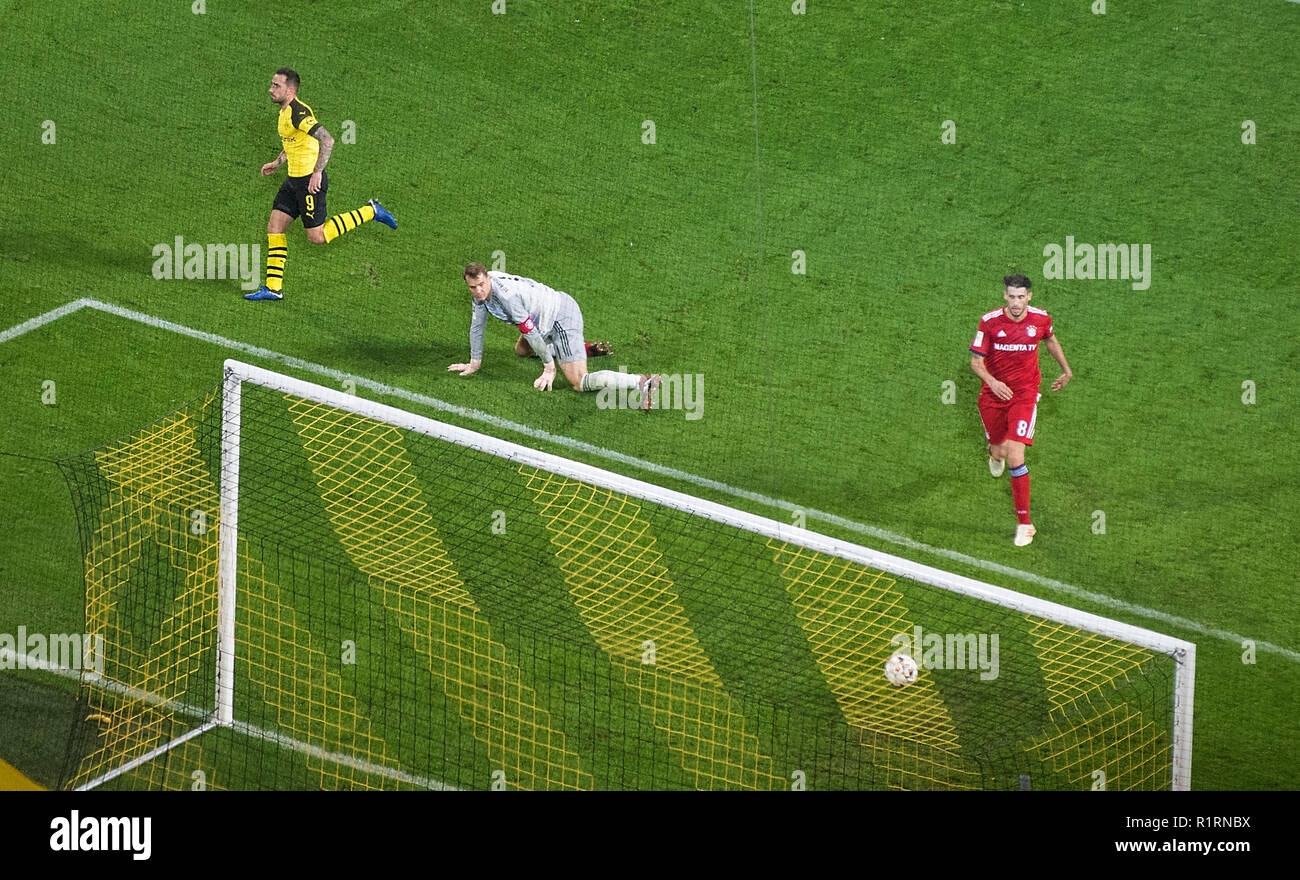 Paco Alcacer do l. (Ne) l'objectif de 3 : 2, et gardien de but Manuel NEUER (M) et Javi MARTINEZ r. (M), Action, Football 1.Bundesliga, 11.journée, Borussia Dortmund (NE) - FC Bayern Munich (M), le 10/11/2018 à Dortmund/Allemagne. # # DFL règlement interdit toute utilisation des photographies comme des séquences d'images et/ou quasi-vidéo # # | conditions dans le monde entier Banque D'Images