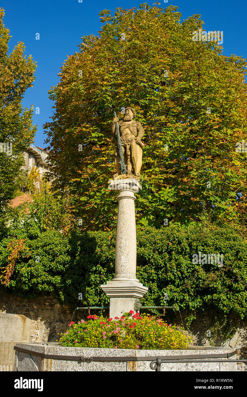 Fribourg, Suisse fontaine de la nature : la statue est le port d'une  ceinture de feuilles de lierre ; il tient un bouclier de la main gauche et  un club Photo Stock -