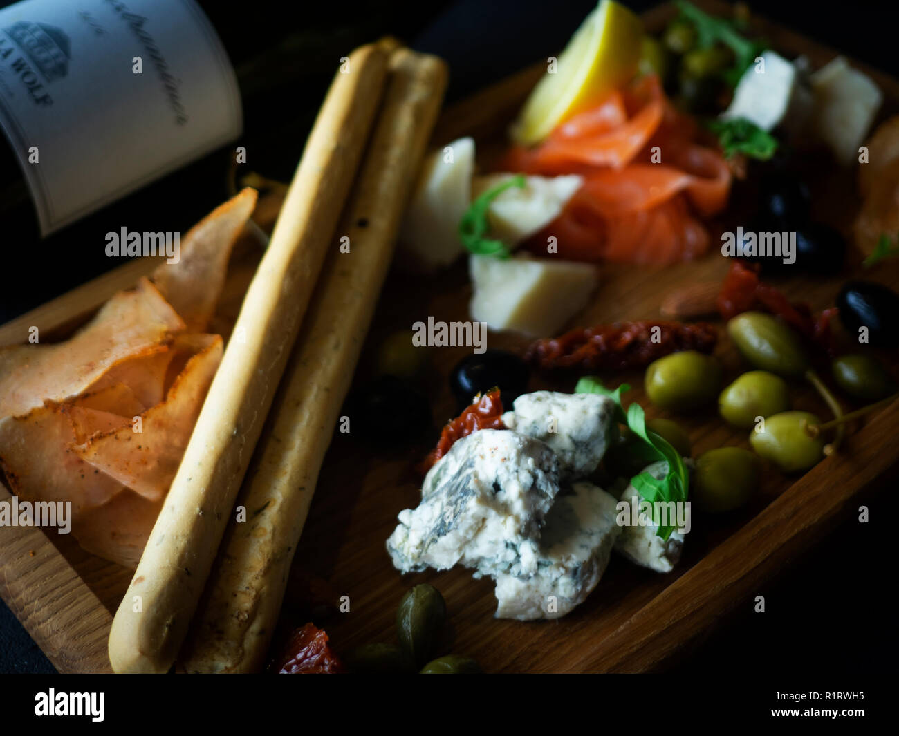 Assiette de fromage avec du saumon, citron, pain et stcks olivas Banque D'Images