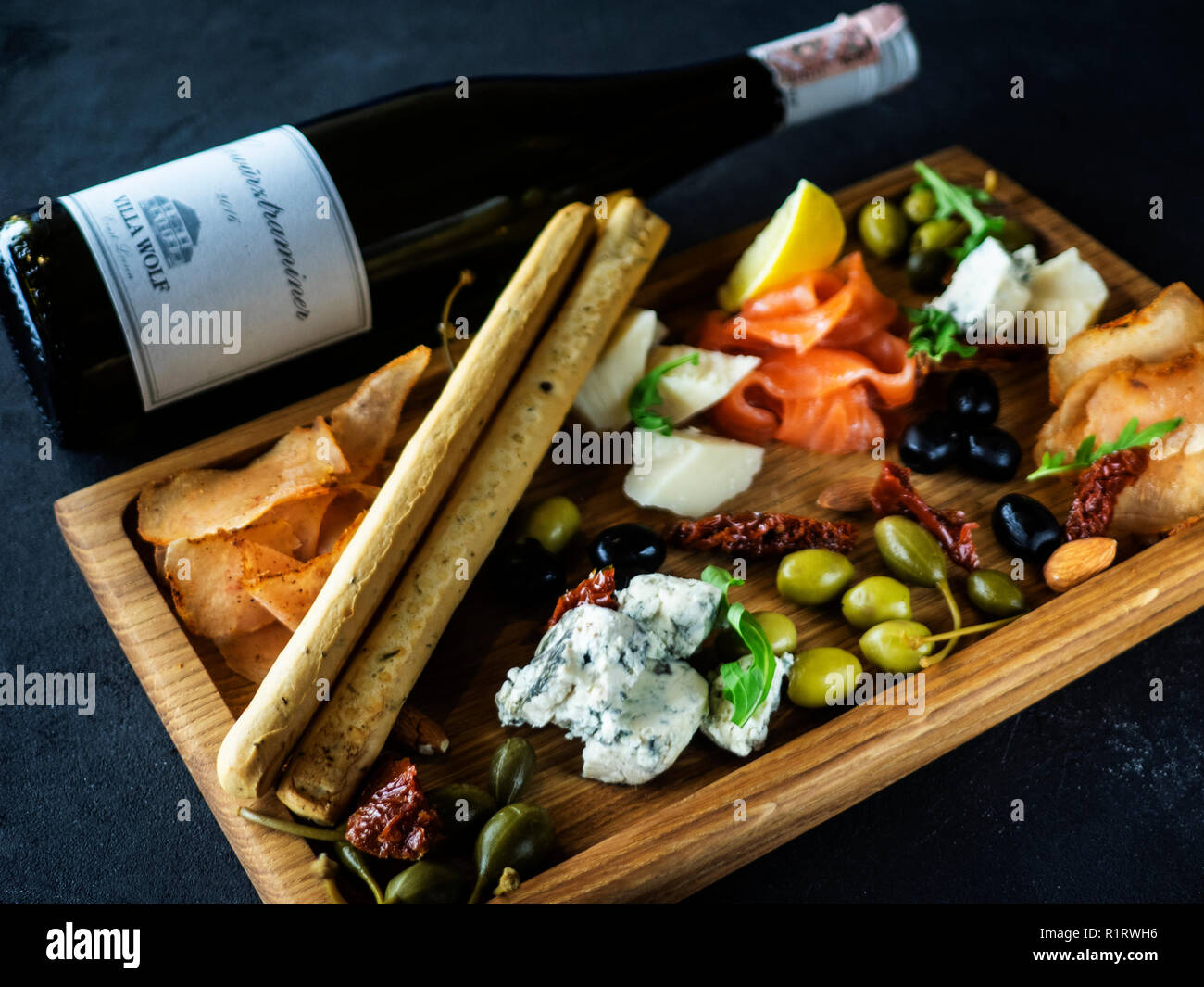 Assiette de fromage avec du saumon, citron, pain et stcks olivas Banque D'Images