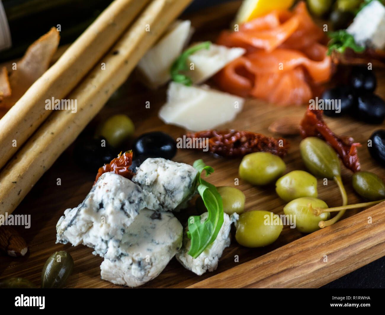 Assiette de fromage avec du saumon, citron, pain et stcks olivas Banque D'Images
